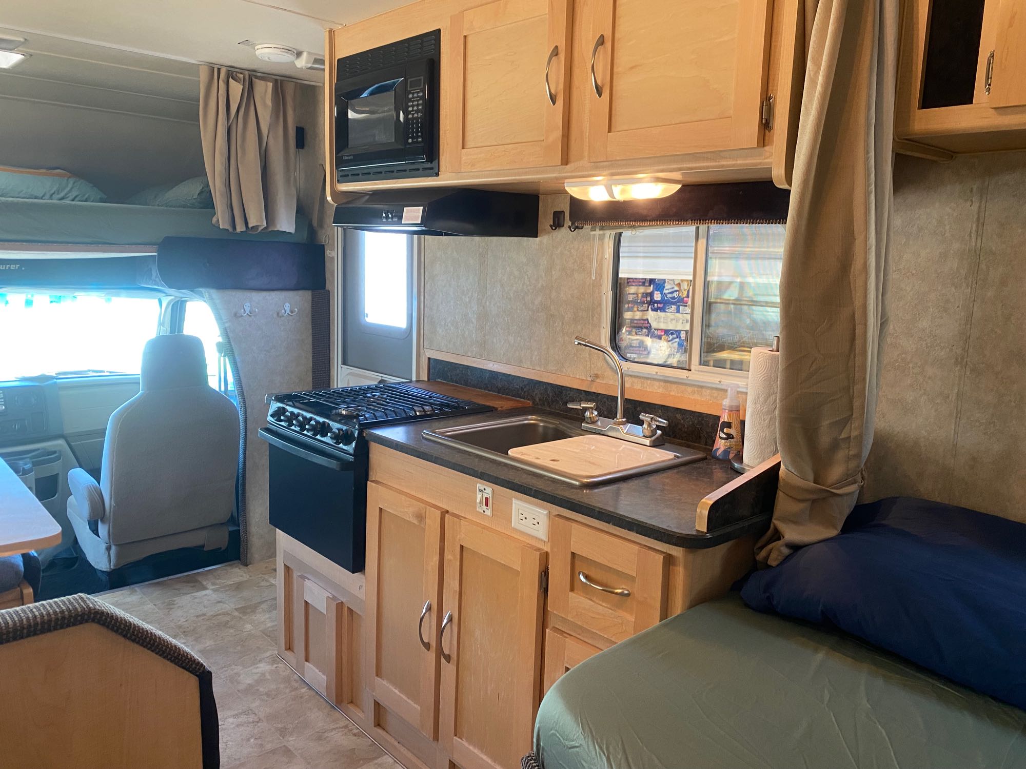 2010 Adventurer M-240DB View 7 - Calgary RV Rental Details