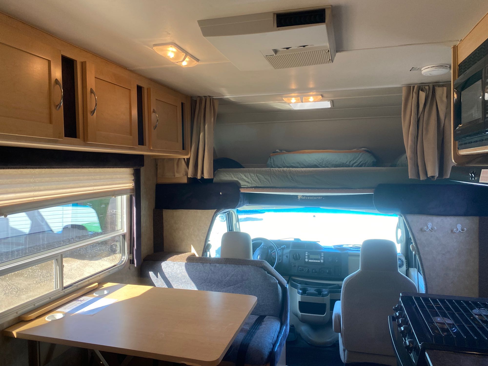 2010 Adventurer M-240DB View 8 - Calgary RV Rental Details