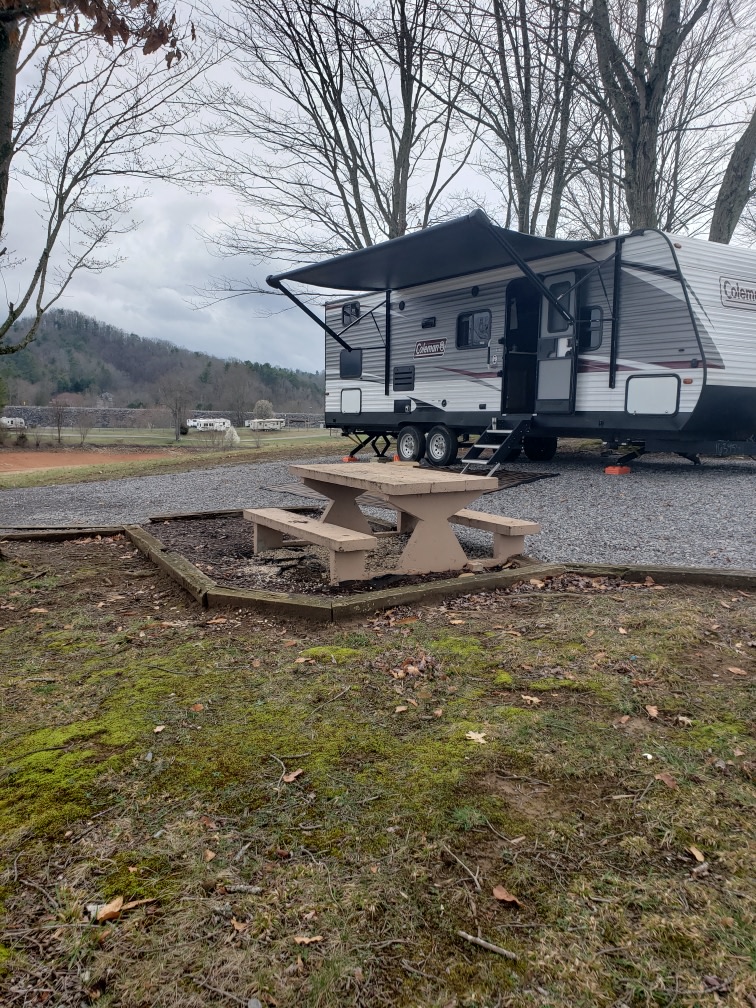 2019 Dutchmen Coleman Lantern with bump out and a power awning
