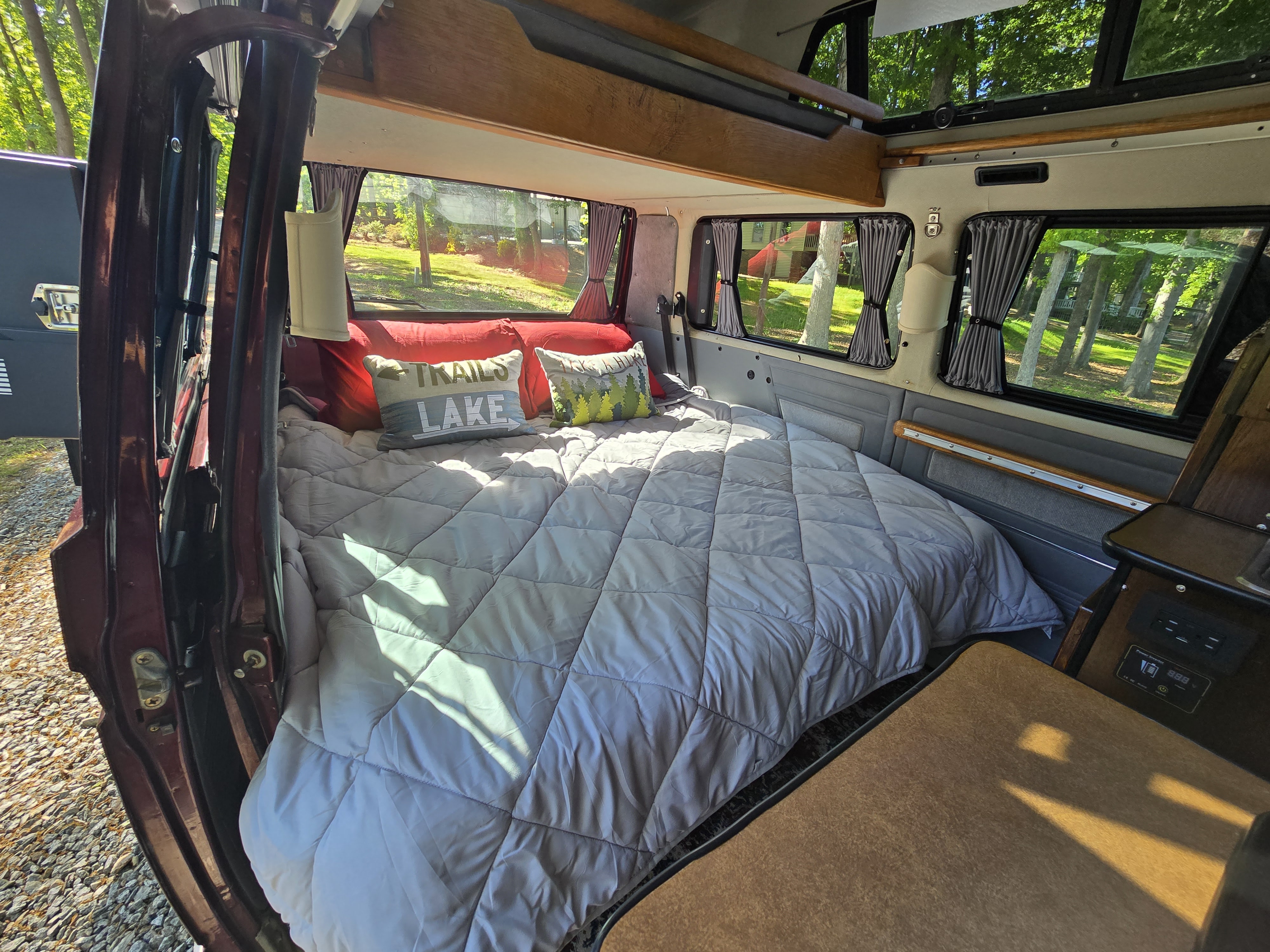 Experience comfort on the road in this spacious camper van. Ideal for your next RV rental trip, with a large bed & scenic views.. Volkswagen Westfalia 1990