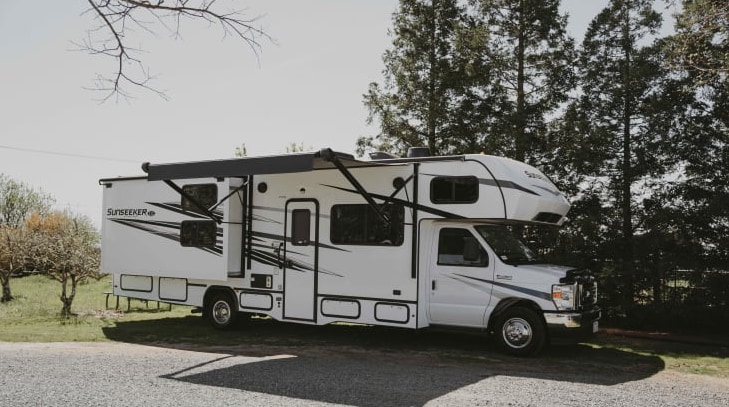 Explore with Comfort and Flexibility: Our 31-Foot RV with Bunk Beds!