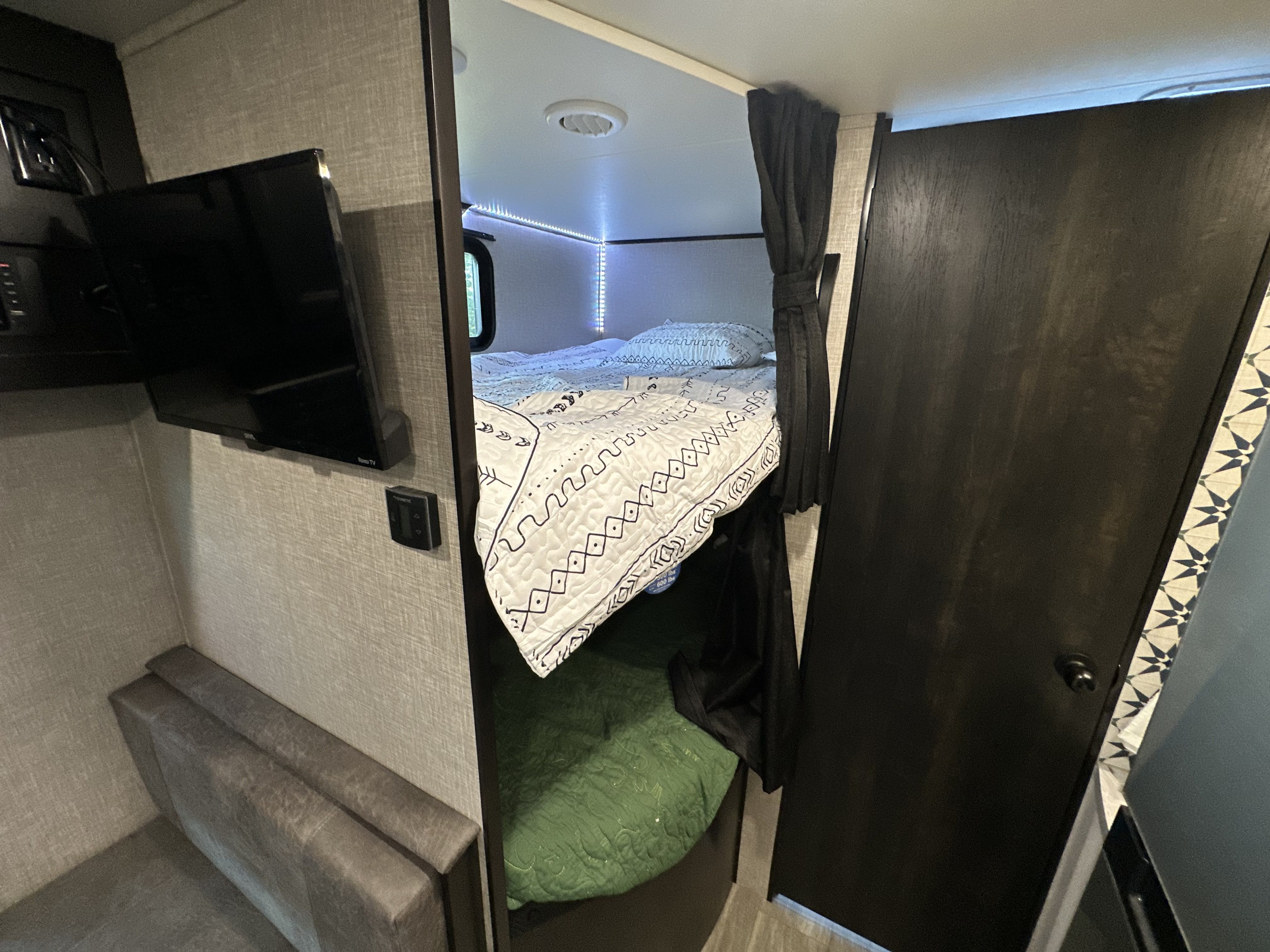 Explore this RV rental's cozy bunk beds with LED lights, TV, and comfortable dinette for family trips.. Jayco Jay Flight 2023