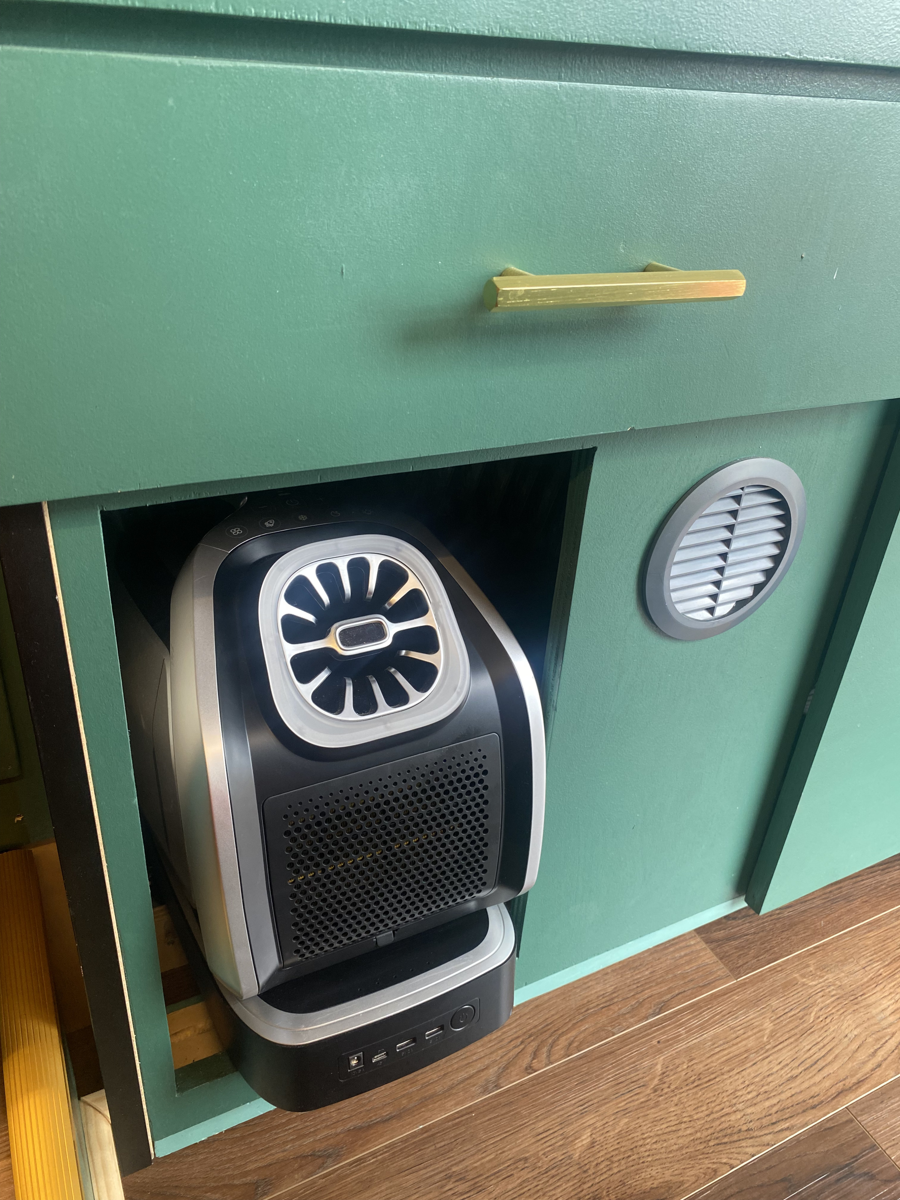 Heat and A/C units for the rear area. Very efficient
. Mercedes Sprinter 2020