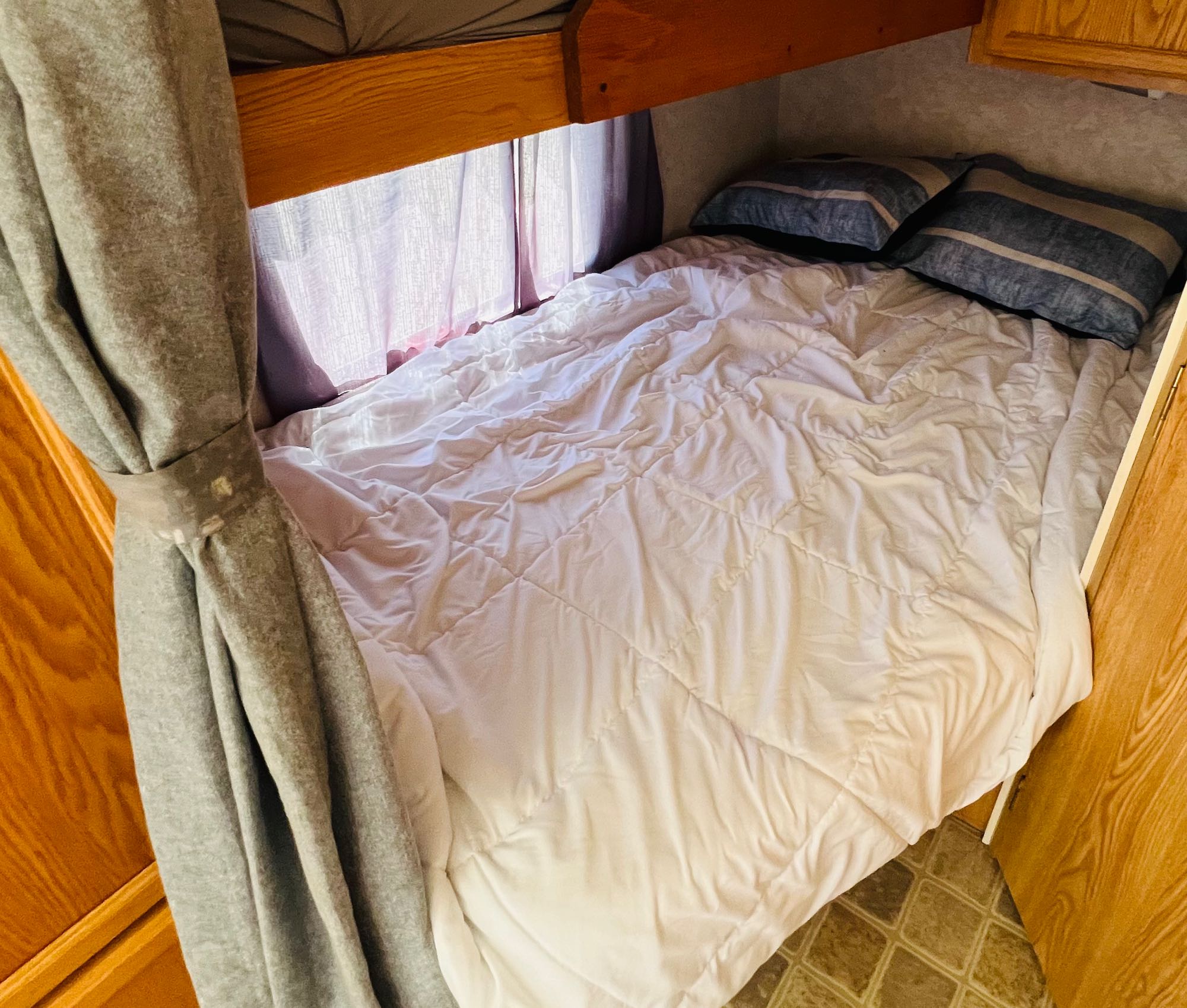 Lower Bunk-Sleeps 2. R-Vision Trail lite 2002