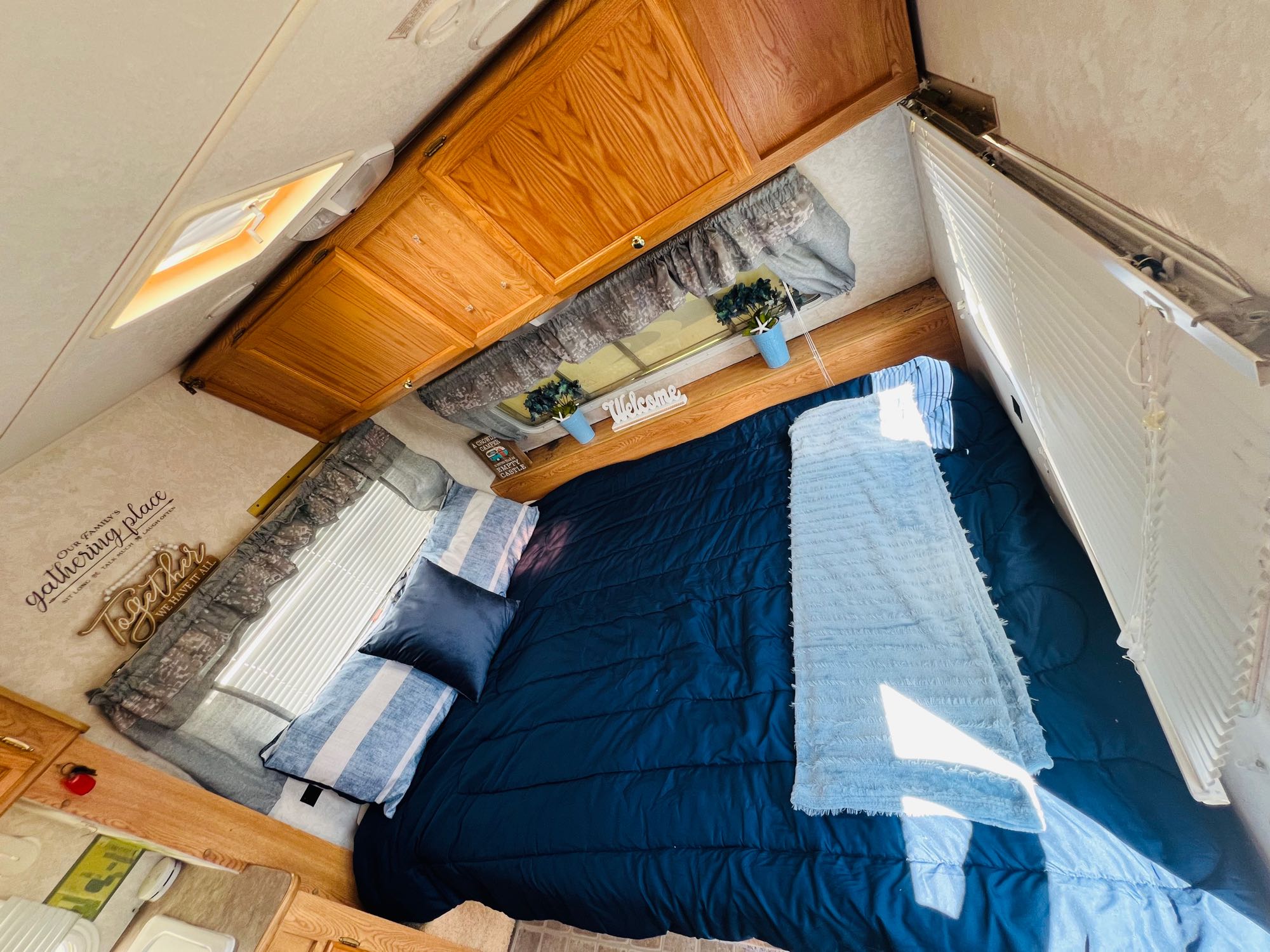 Fully Accesible Kitchen—includes convection microwave, 3 burner gas range and full size sink. . R-Vision Trail lite 2002