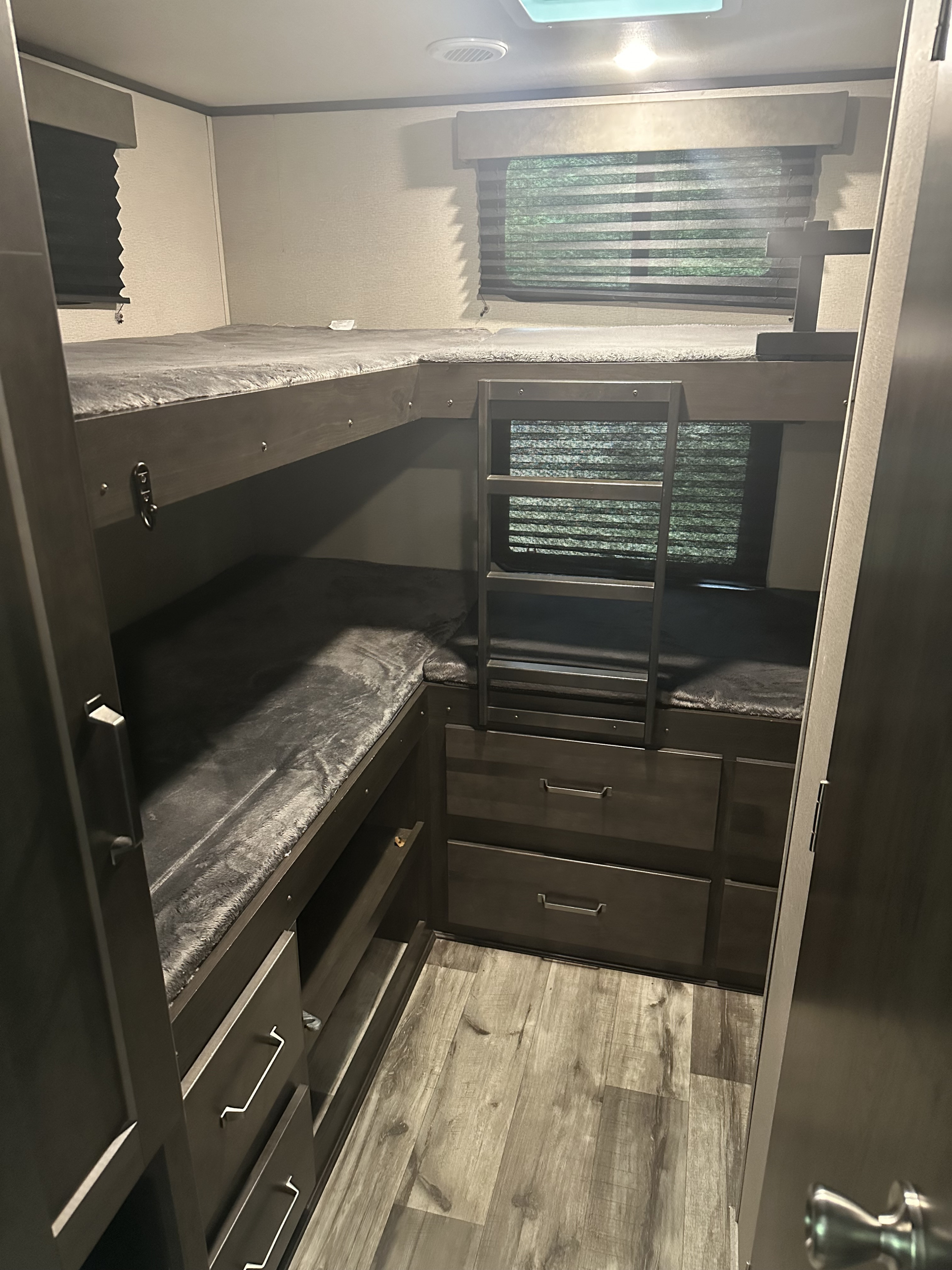 Experience comfort in this RV rental! Bunk beds with soft bedding, a ladder, and storage drawers. Perfect for families.. Grand Design Transcend Xplor 2022