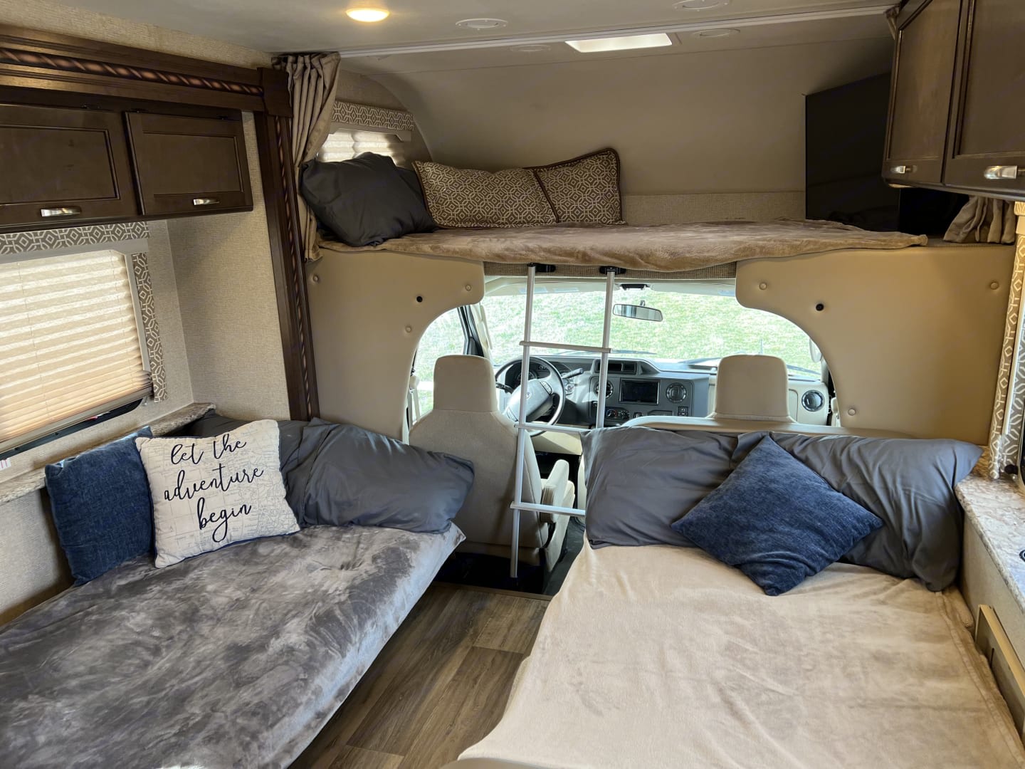 Inside this comfy rv rental, find a cab-over bunk, two lower beds, and storage. Ideal for road trip adventures.. Thor Freedom Elite 2017