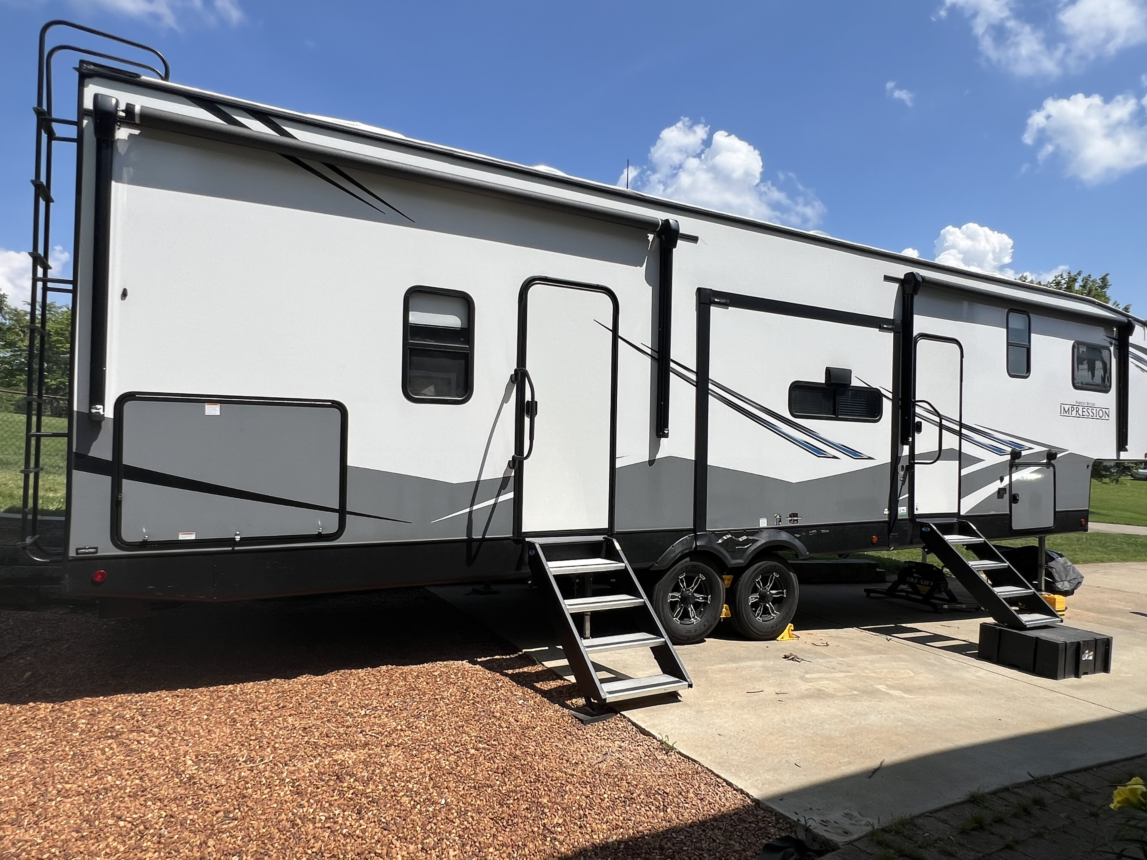 Fifth-wheel RV Rental 