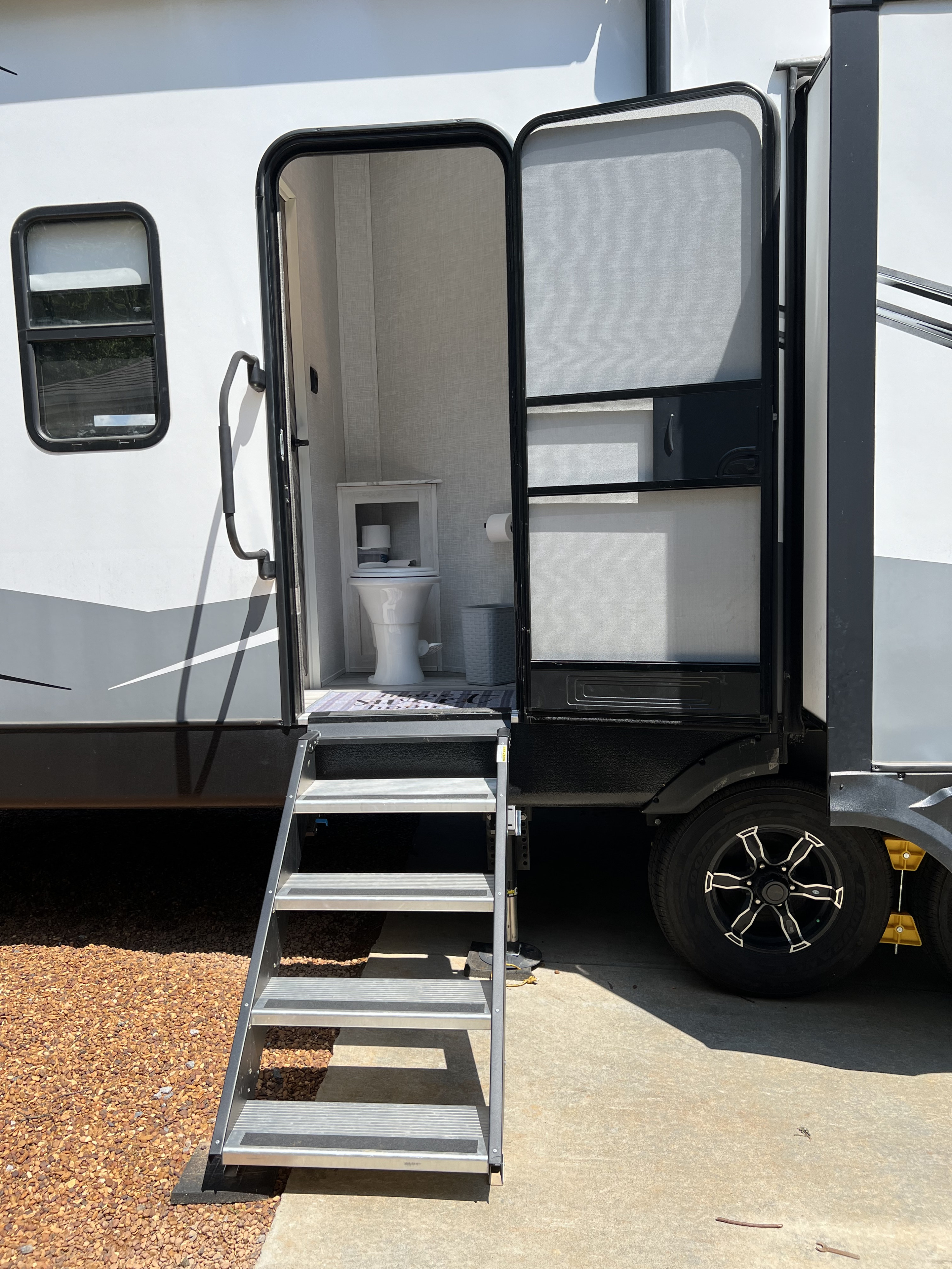 Fifth-wheel RV Rental 