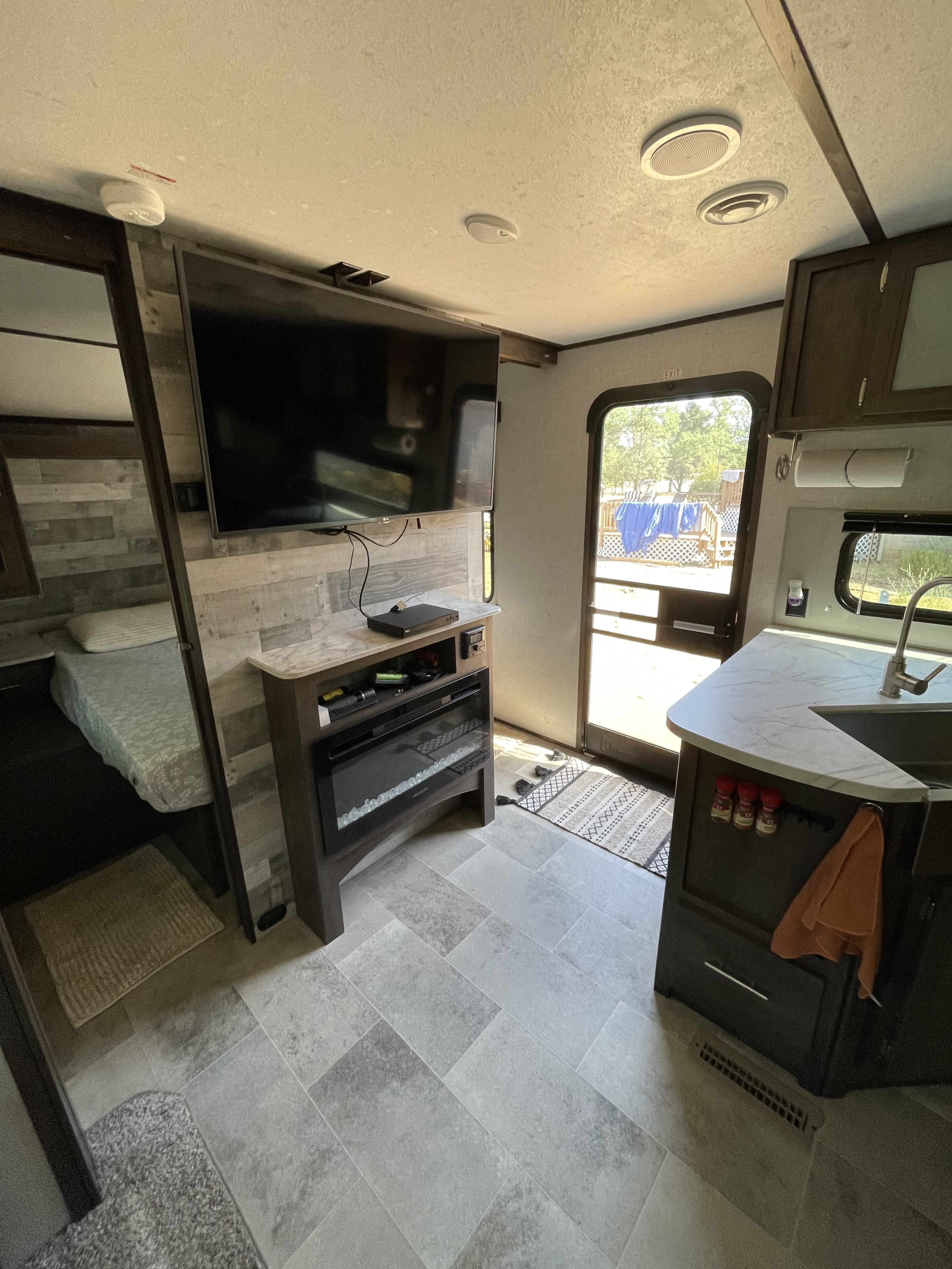 This RV rental offers a well-appointed living space, kitchenette, & sleep area. Perfect for your next road trip.. Dutchmen Coleman Lantern 2021