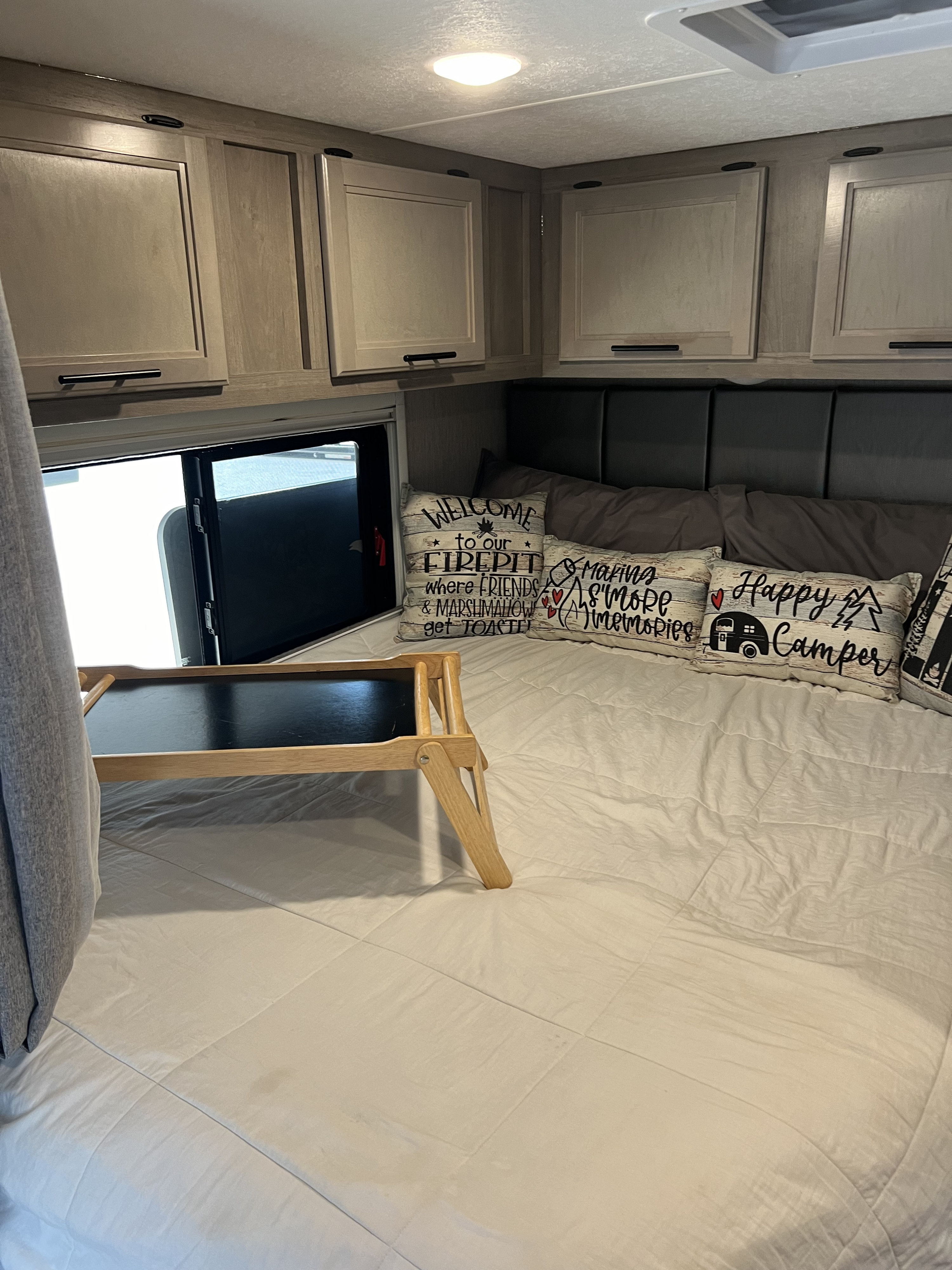 Queen size bed.. Coachmen Crosstrail 23 XG 2022