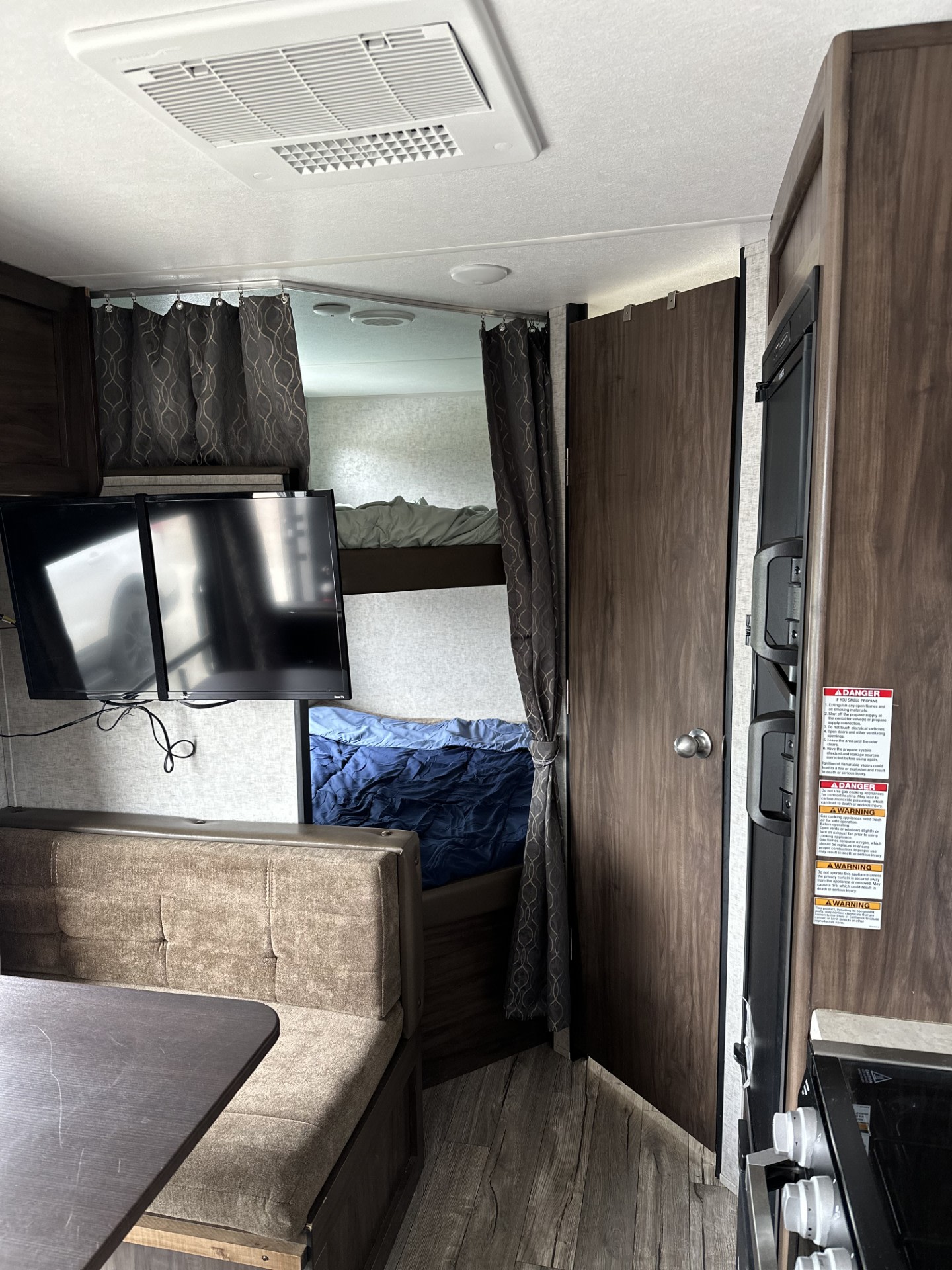 Cozy RV rental interior with bunk beds, dinette, and kitchen amenities for comfortable travel.. Forest River Cherokee Grey Wolf Special Edition 2018