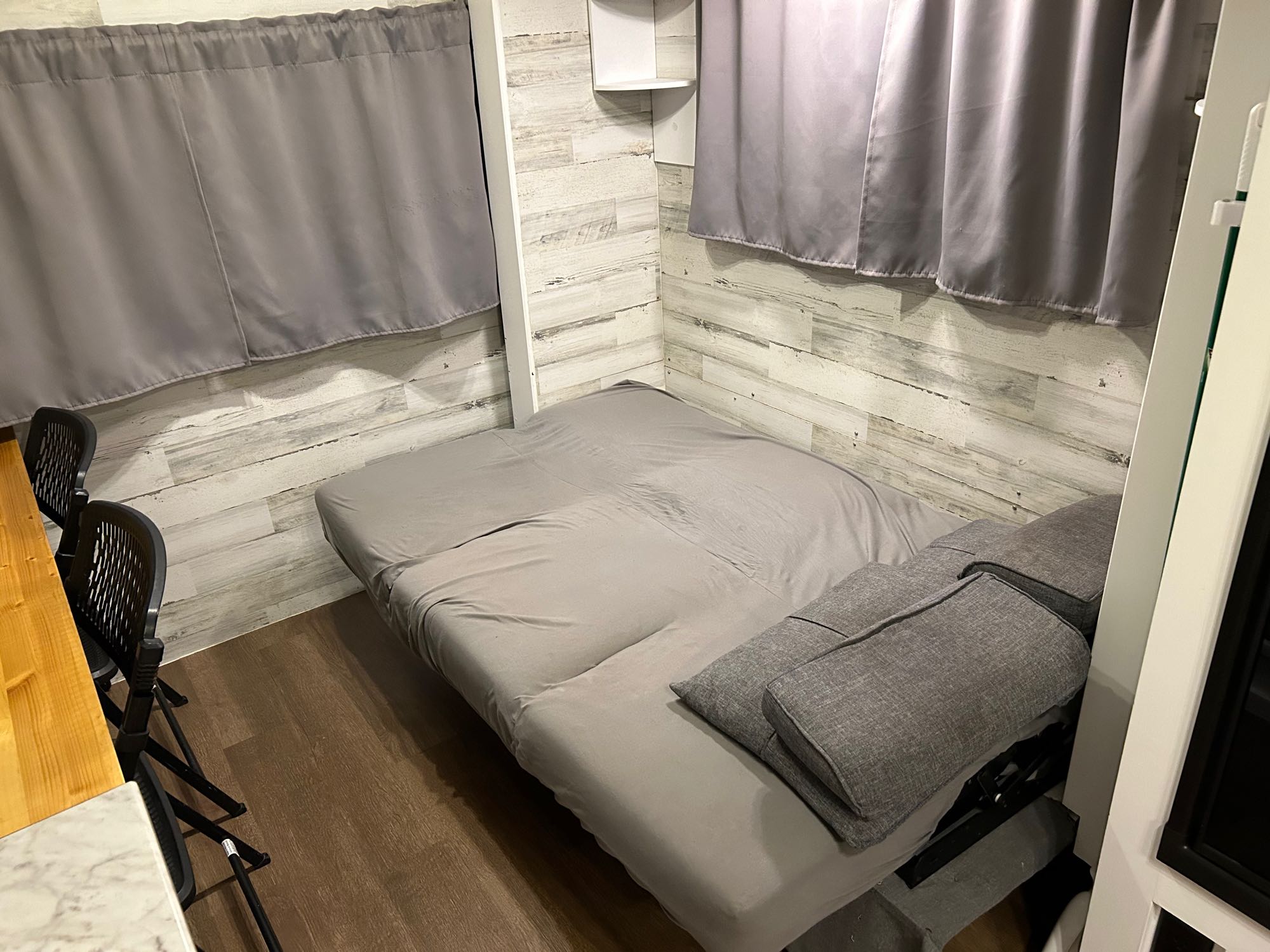 Light grey bed/so. KZ Spree Escape 204S 2015