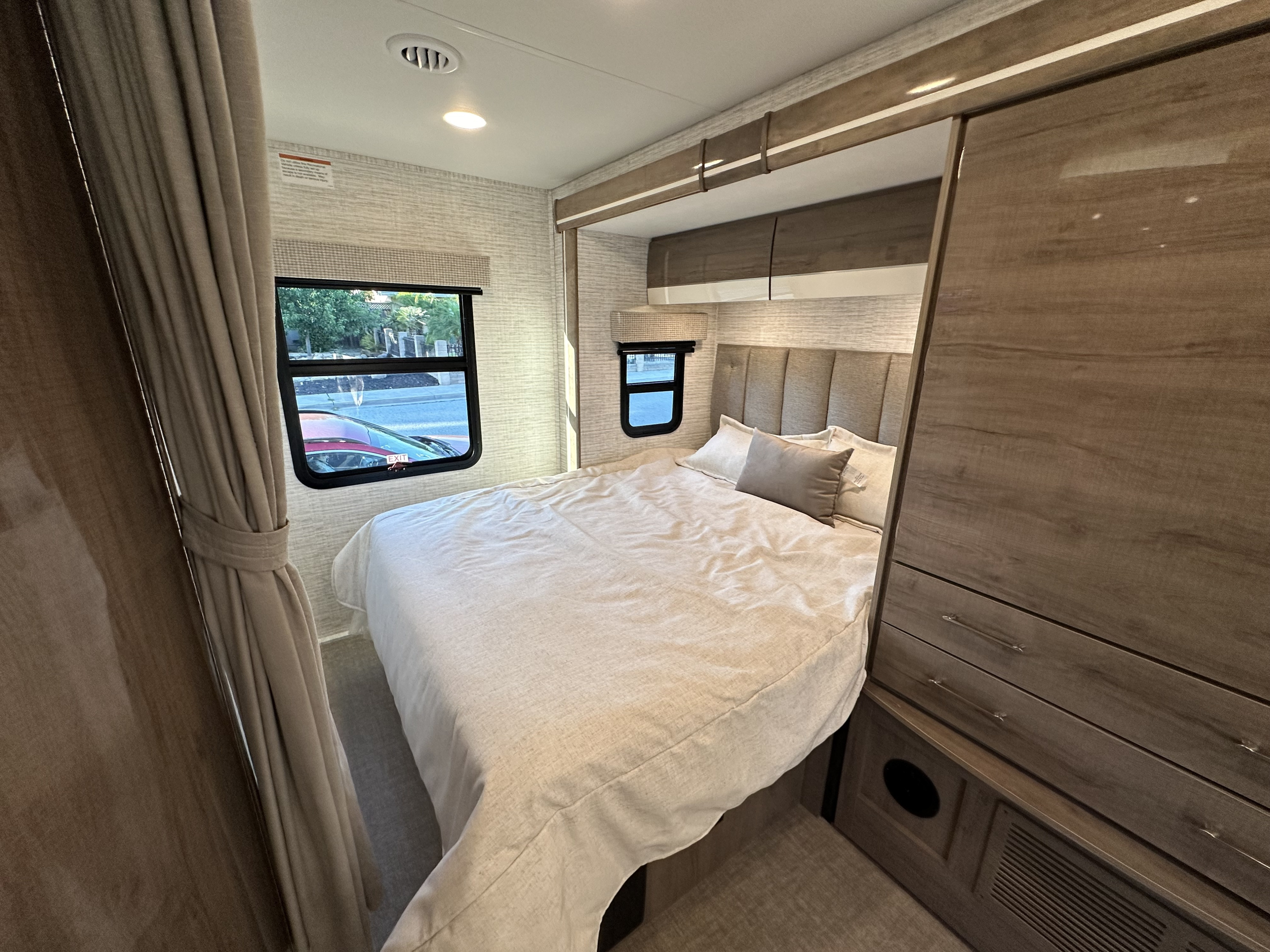 Queen Size Bed. Entegra Coach Qwest 2024