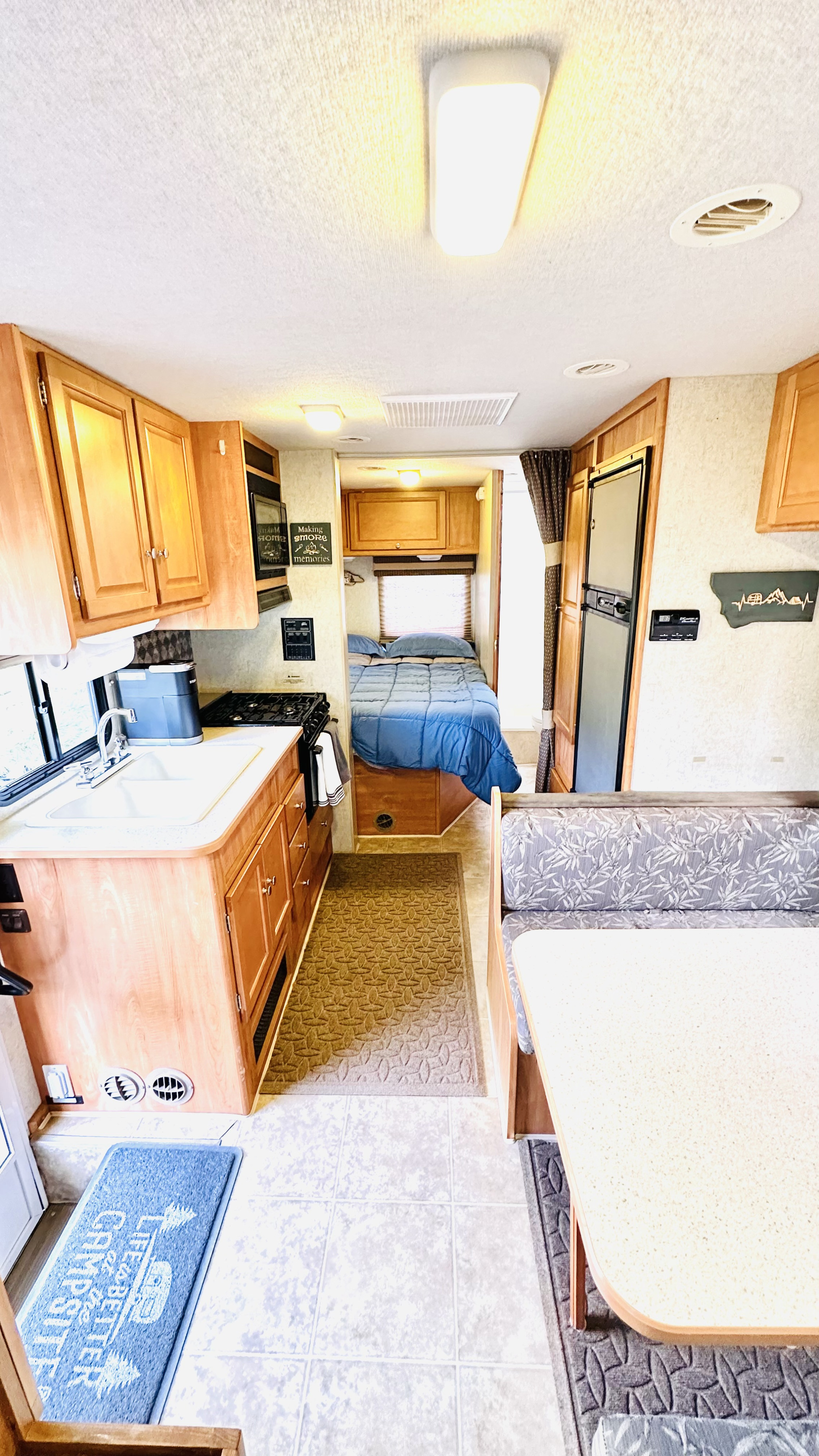 Fully Loaded Class C - Turn Key, Super Clean Winnebago Chalet 24V