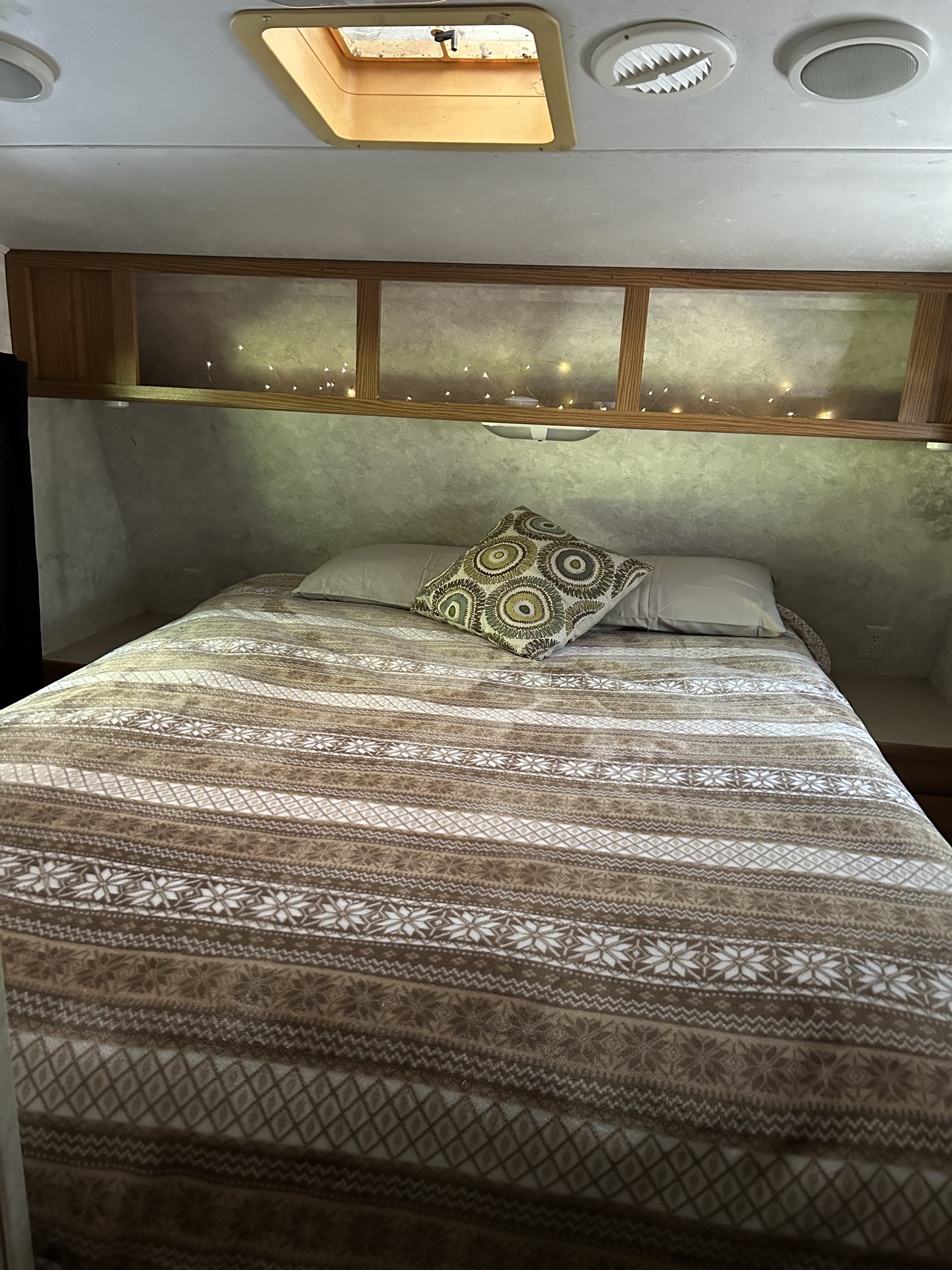 Bedroom . Keystone RV Cougar 2005