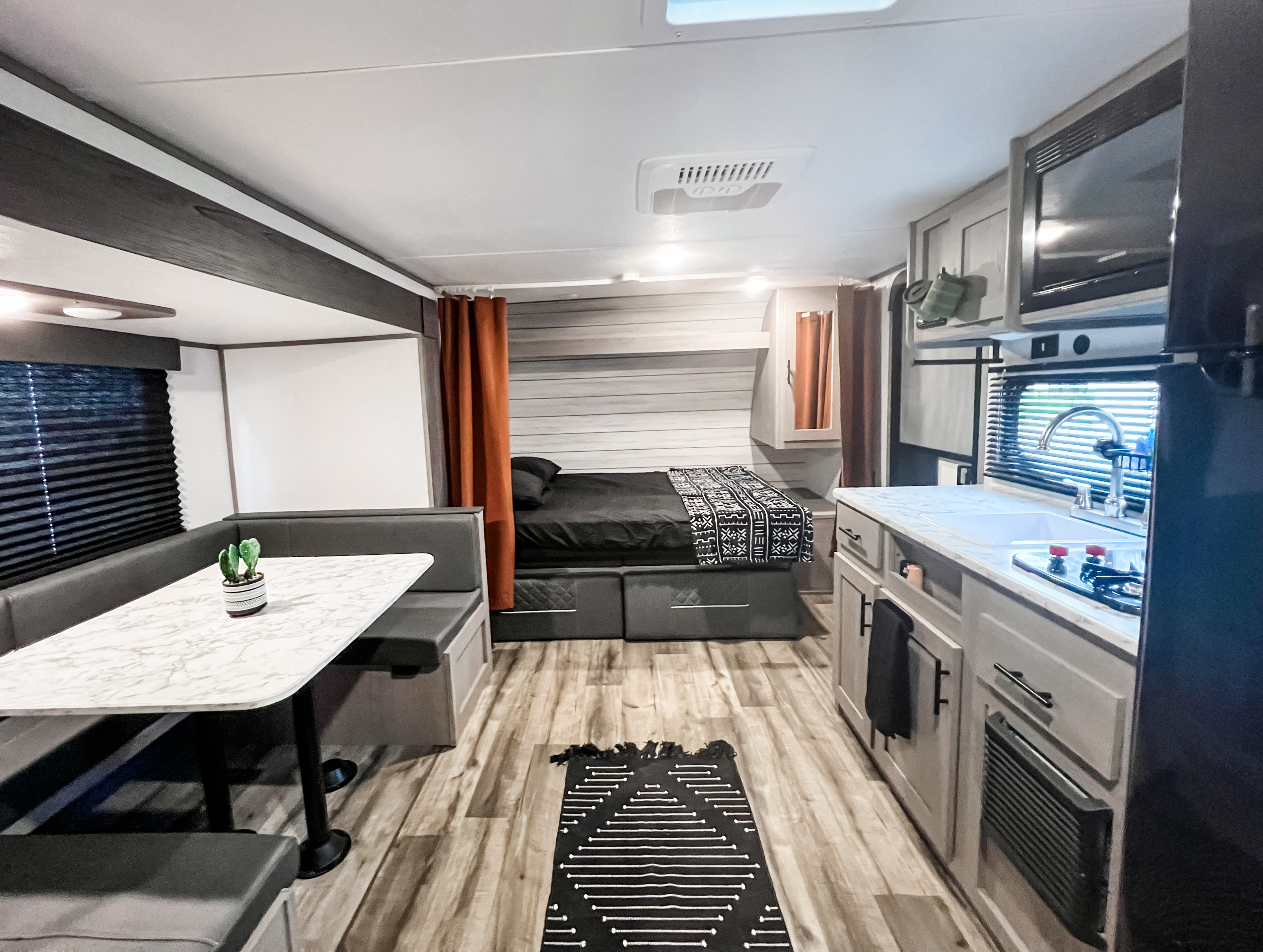 Modern, clean, & cozy family bunkhouse! (2024 19BB)