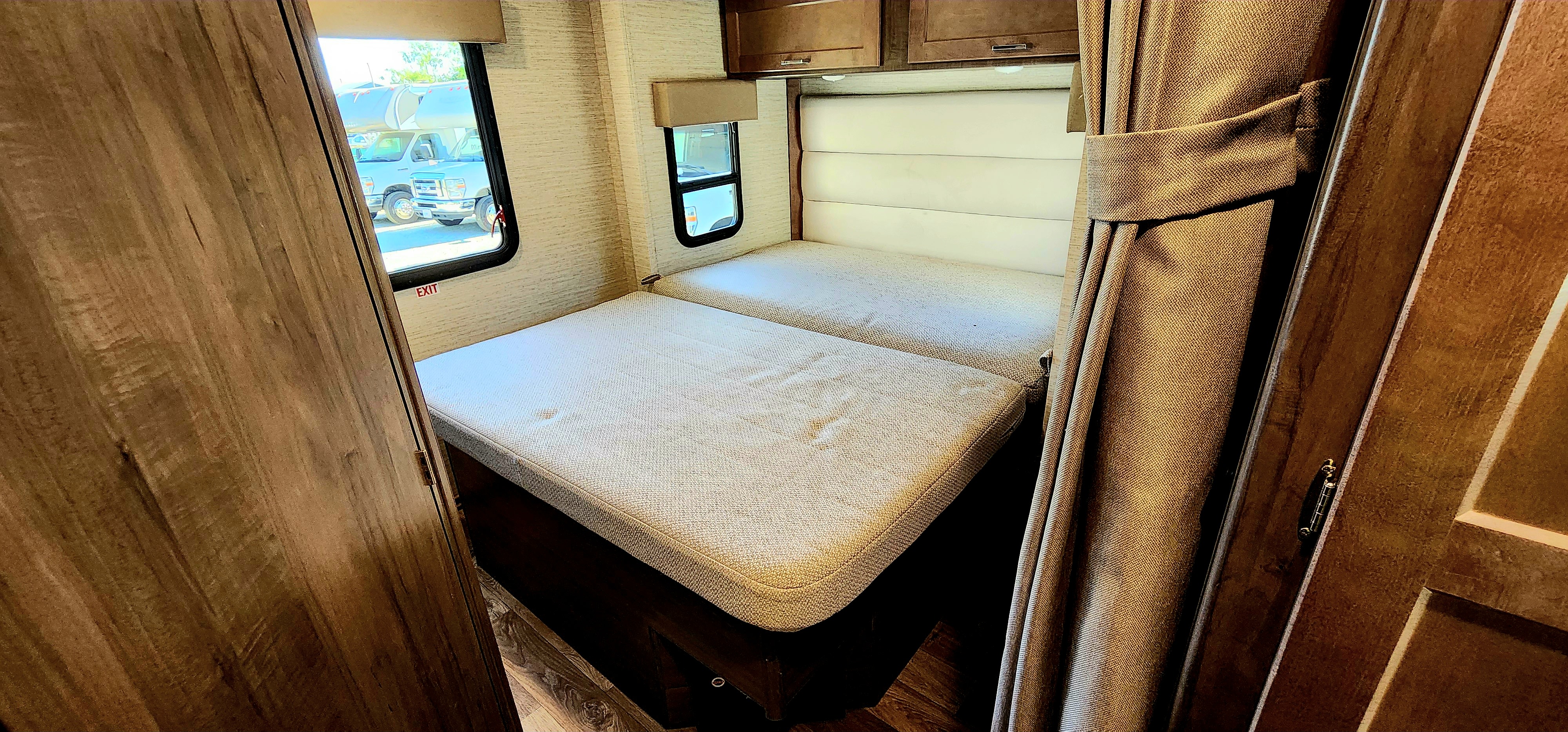 Walkaround Queen Bed. Winnebago Minnie Winnie 2021