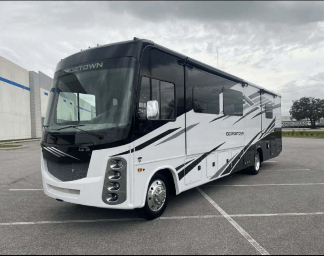 Luxury Class A Motorhome | Sleeps 7 | Perfect for Families & Groups