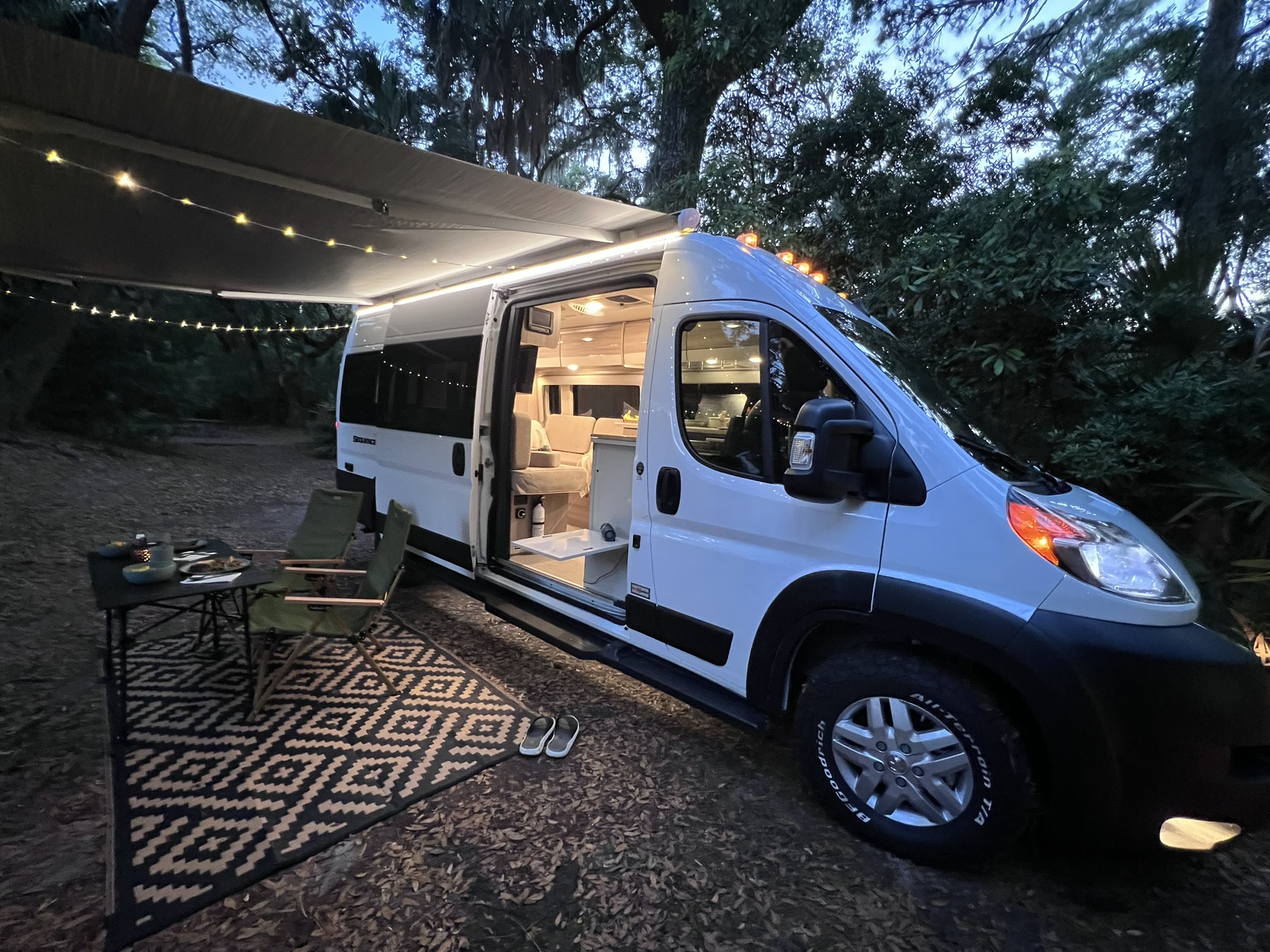 Luxury Van Getaway - Indoor & Outdoor HOT shower/toilet & 2 Twin or Queen