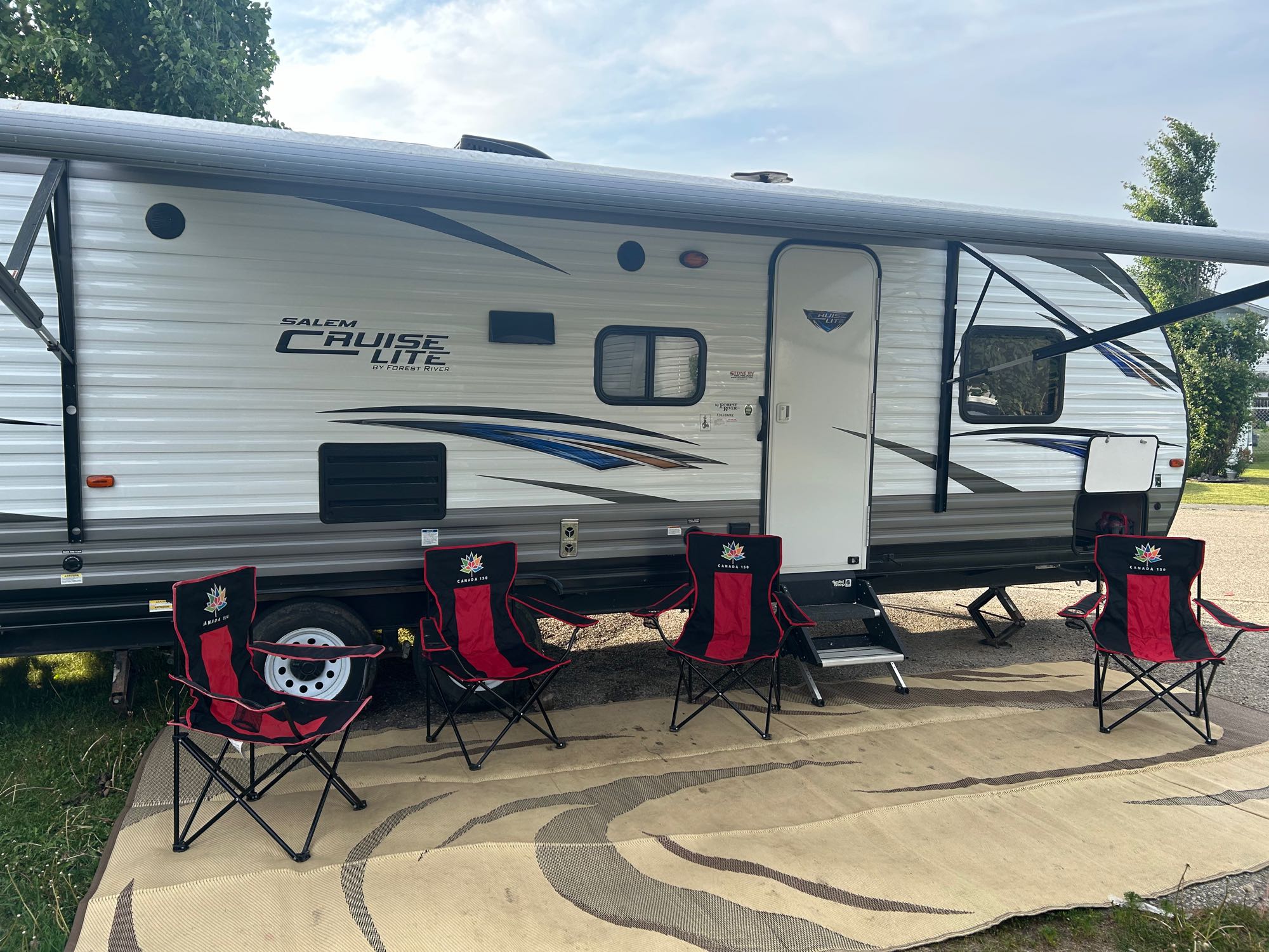 Spacious 2019 Forest River Salem Cruise Lite