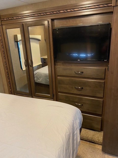 RV rental bedroom: Mirrored wardrobe, TV, and dresser provide storage and entertainment for your trip.. Thor Chateau 2017