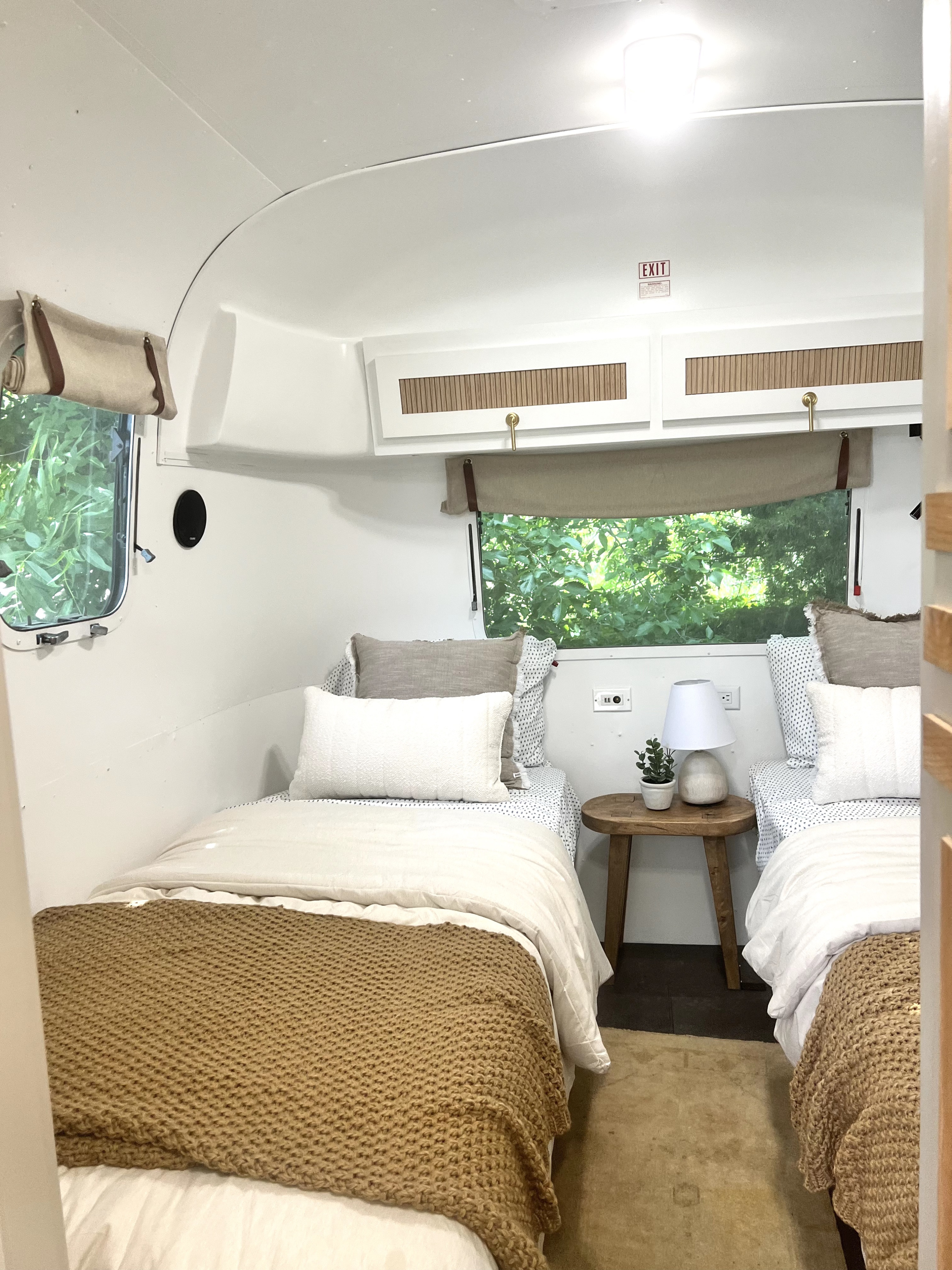 Twin beds in the bedroom. Airstream Excella 1995