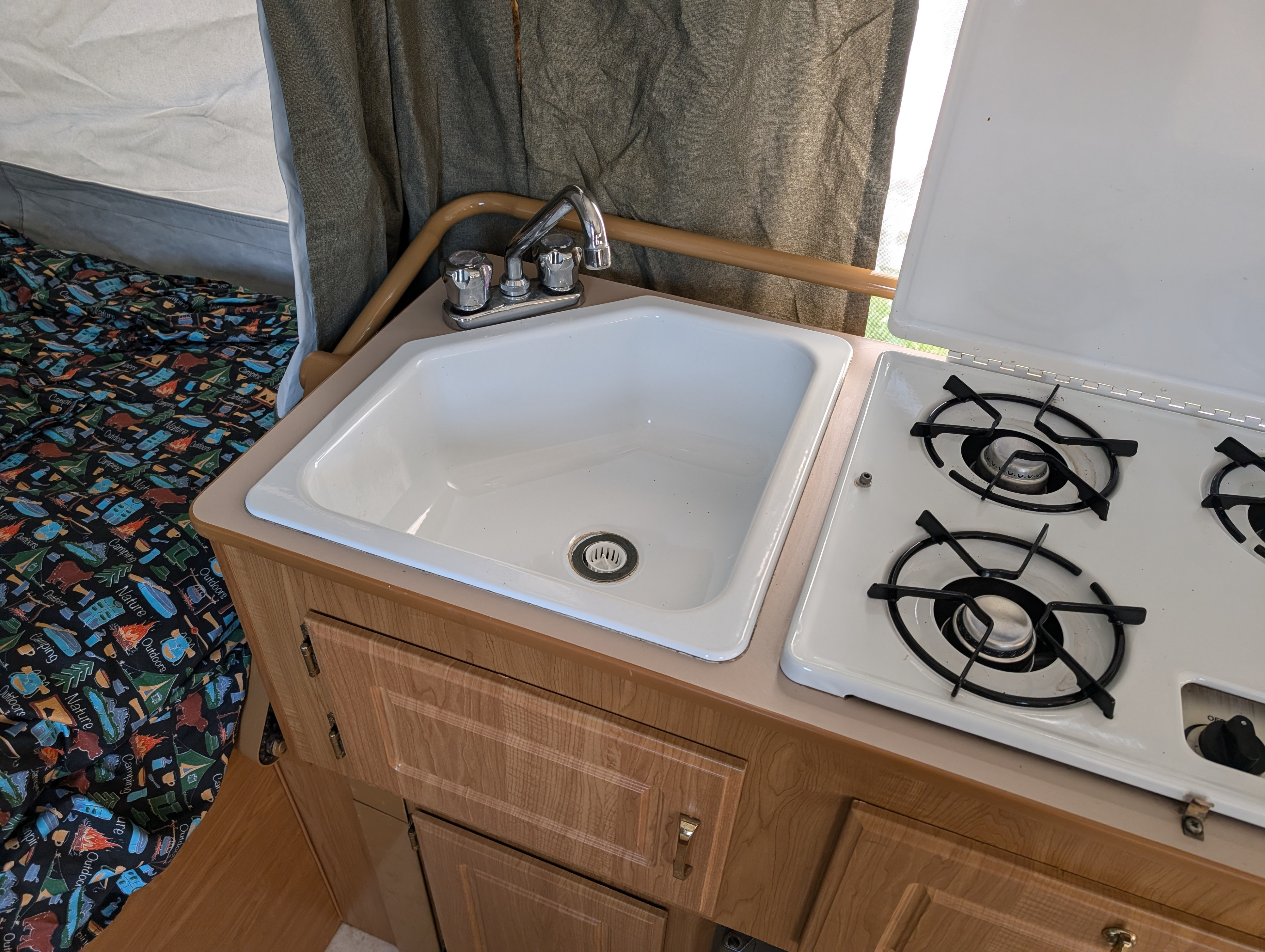 Photos | 2003 Coleman Utah Folding trailer Rental in Kirkton, ON | Outdoorsy, image size:4000x3012