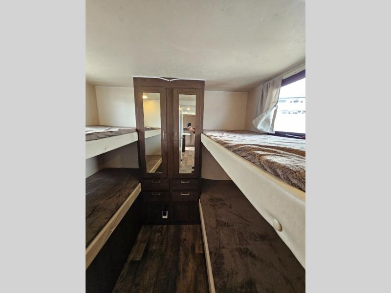 RV rental's bunk room: two sets of bunk beds and a central mirrored closet for storage. Ideal for groups.. Forest River Salem Cruise Lite 2019