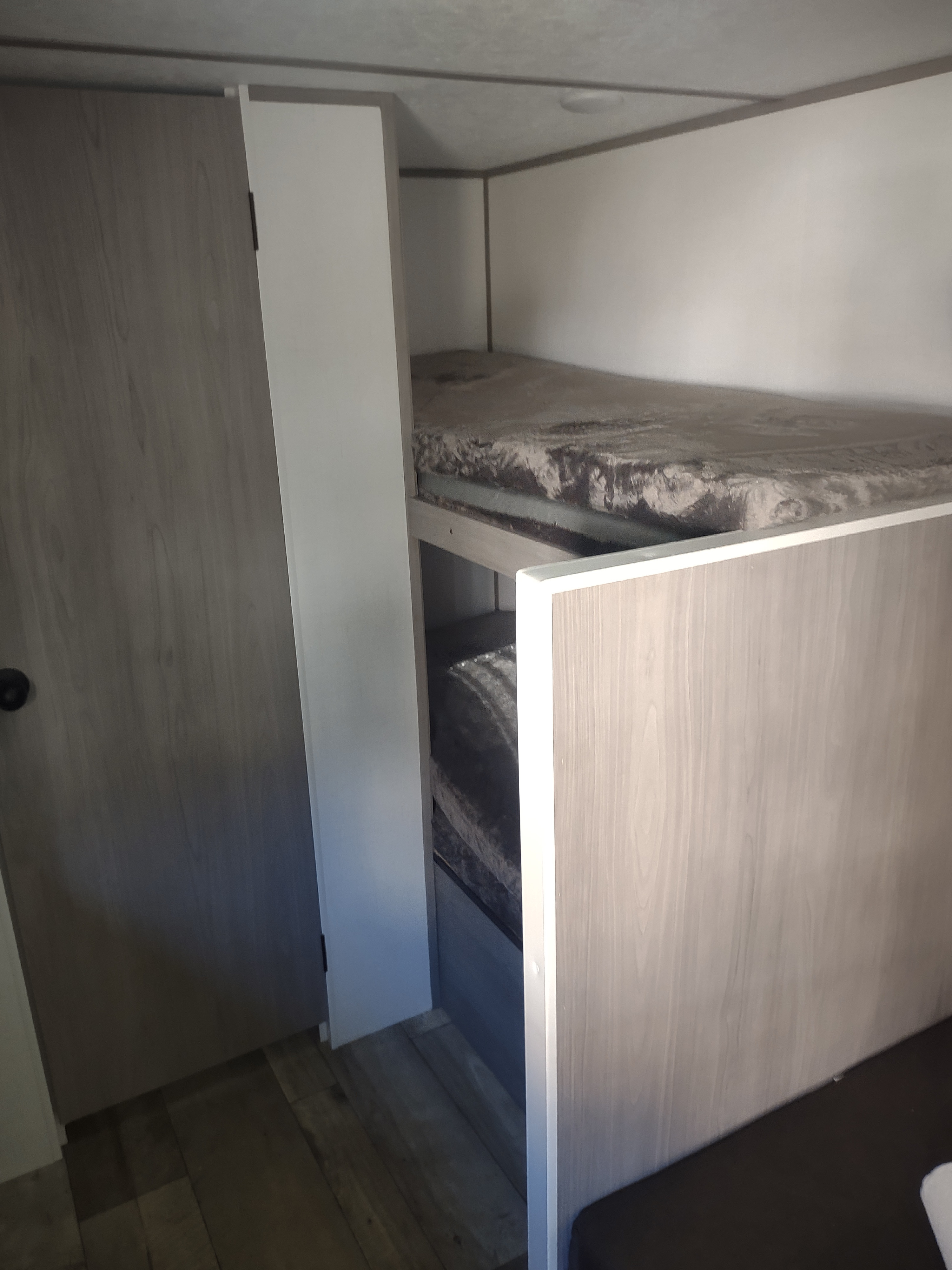 RV rental: Compact interior with two bunk beds for comfortable sleeping. Ideal for family trips.. Coachmen 17b 2024