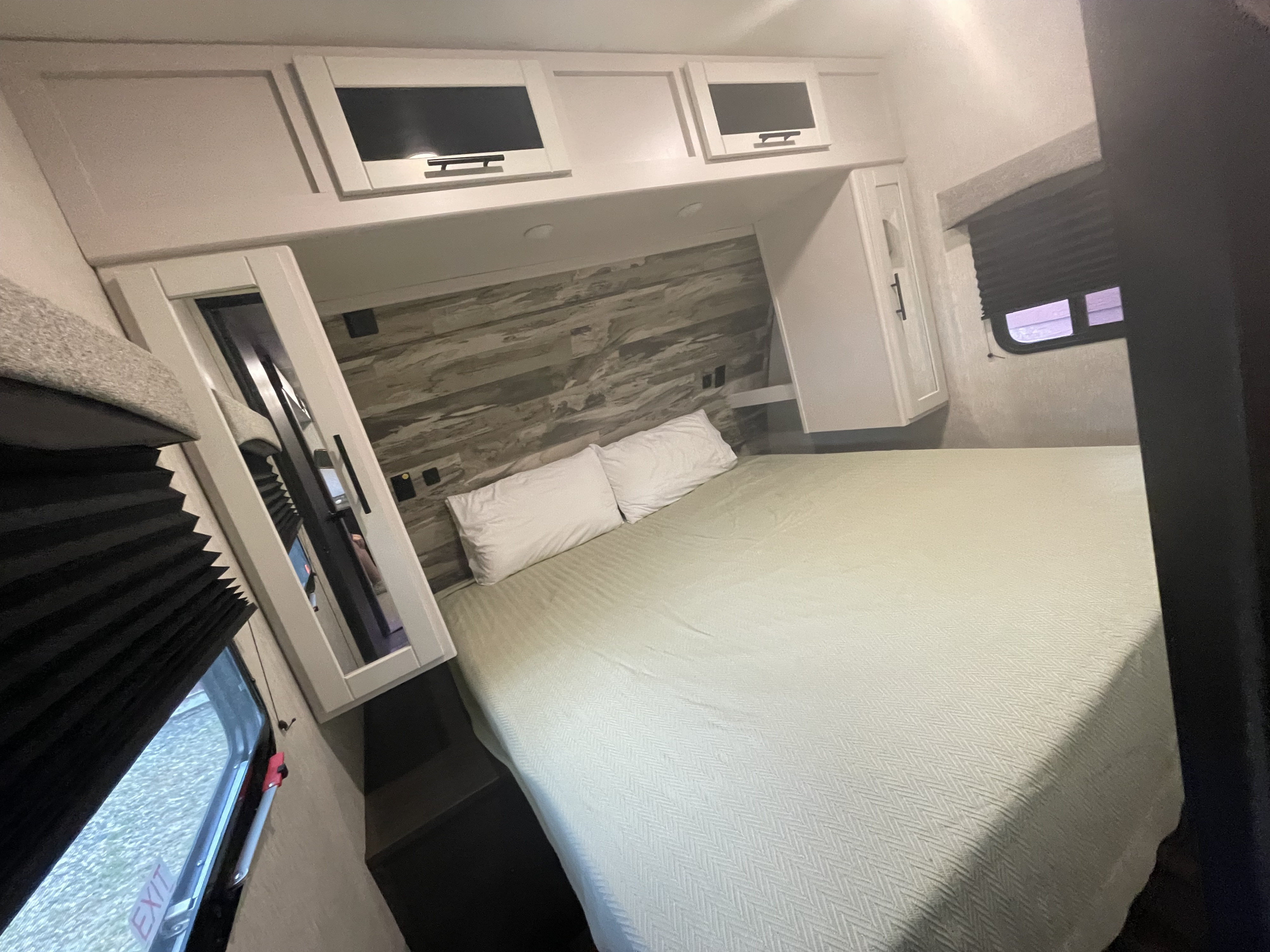 A compact RV rental bedroom.. Cruiser RV CR33BHB 2022