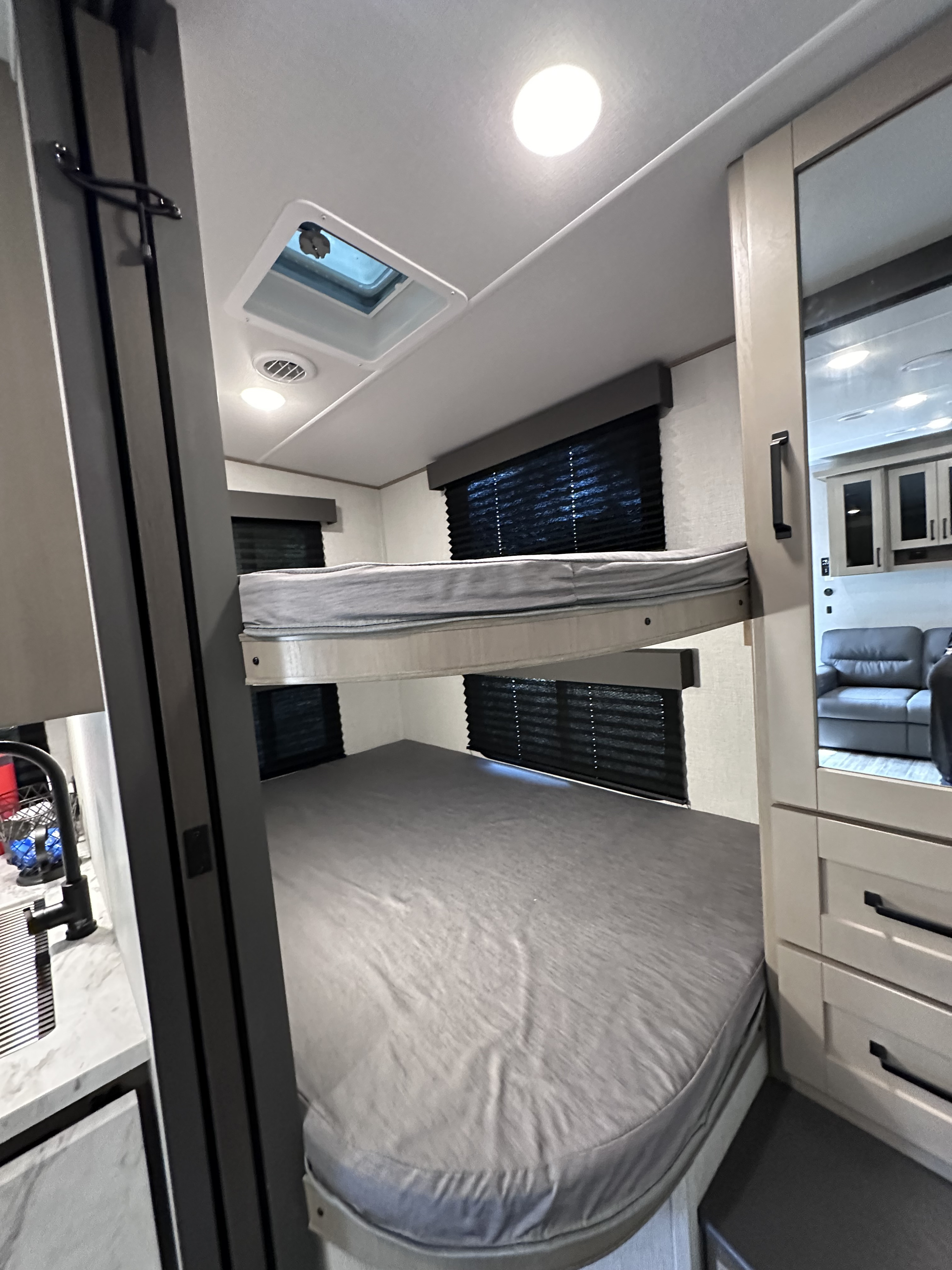 Fifth-wheel RV Rental 
