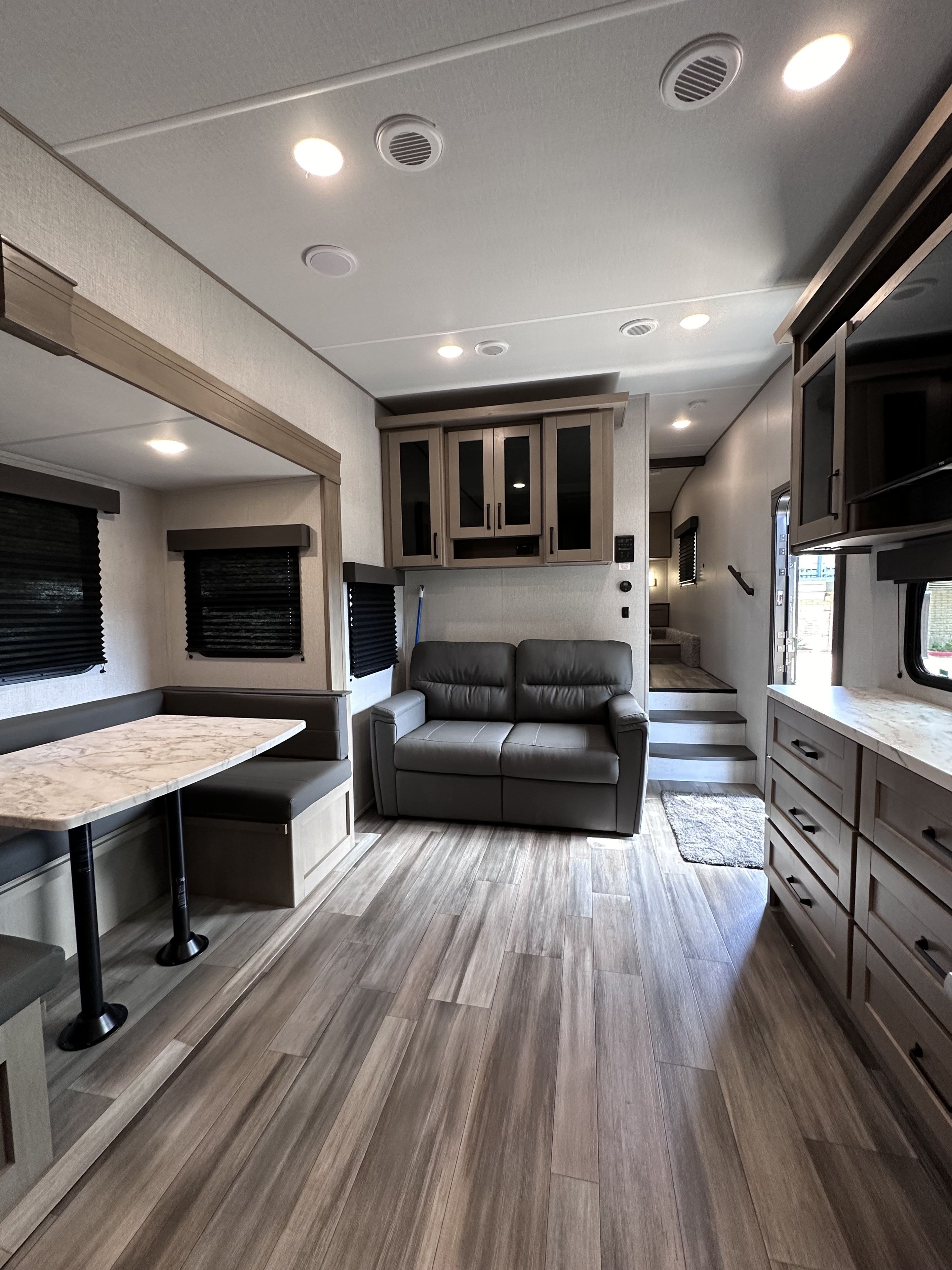 Fifth-wheel RV Rental 