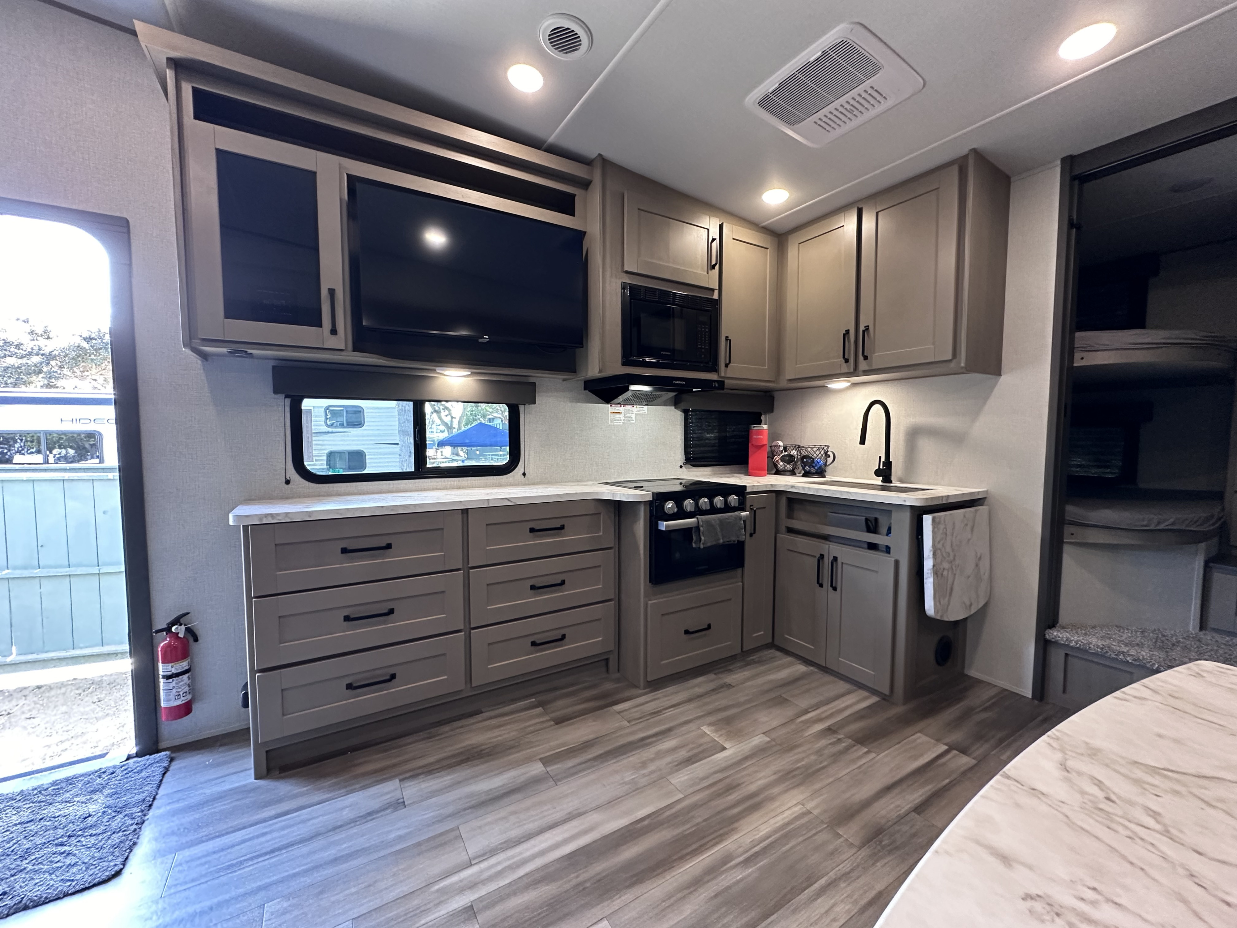 Fifth-wheel RV Rental 