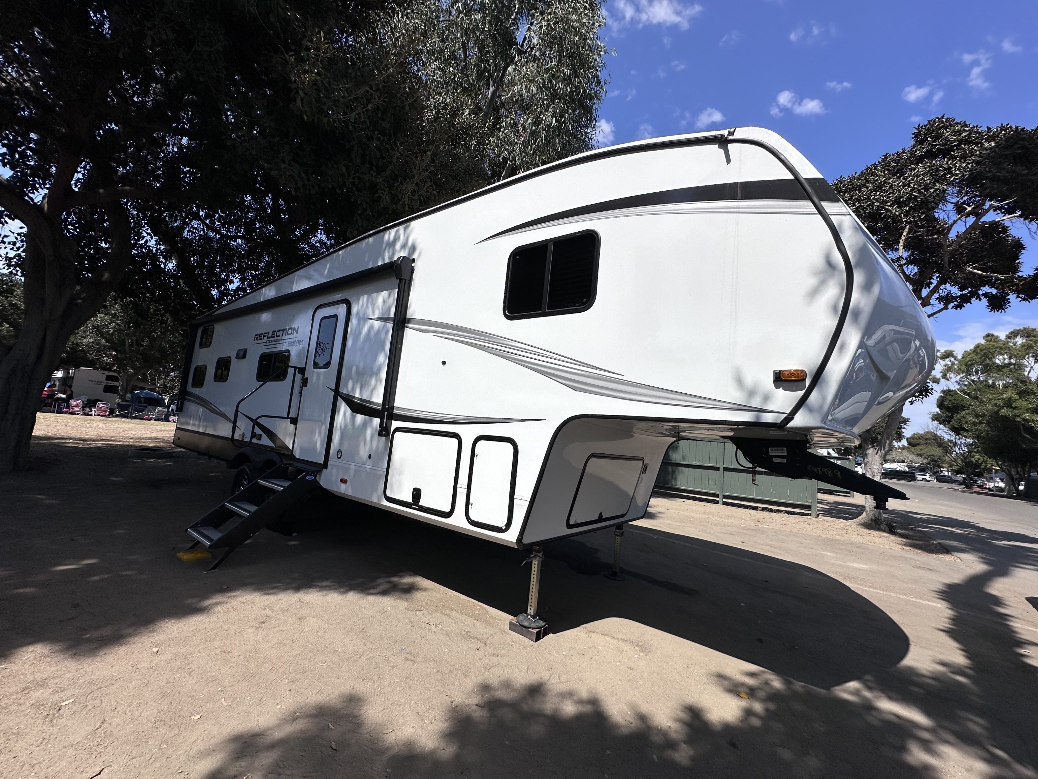 Fifth-wheel RV Rental 