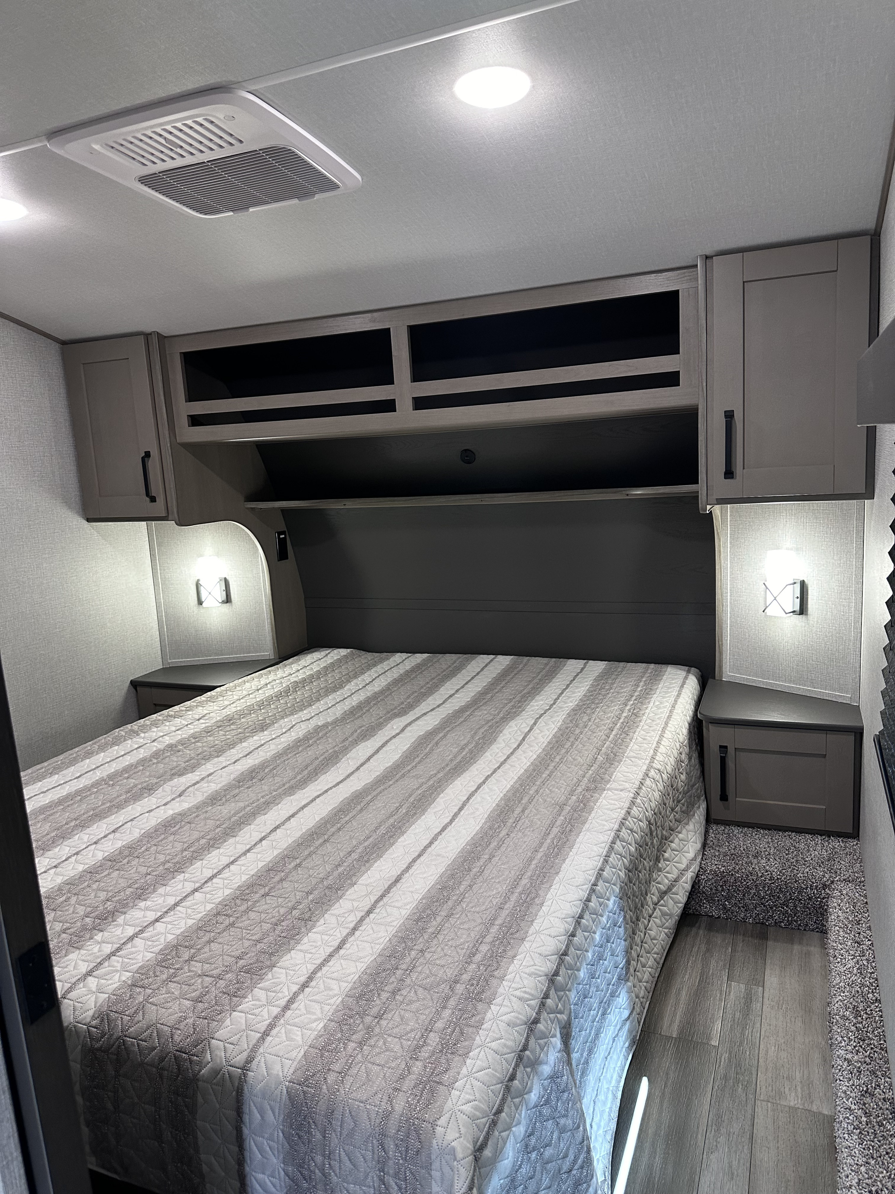 Fifth-wheel RV Rental 