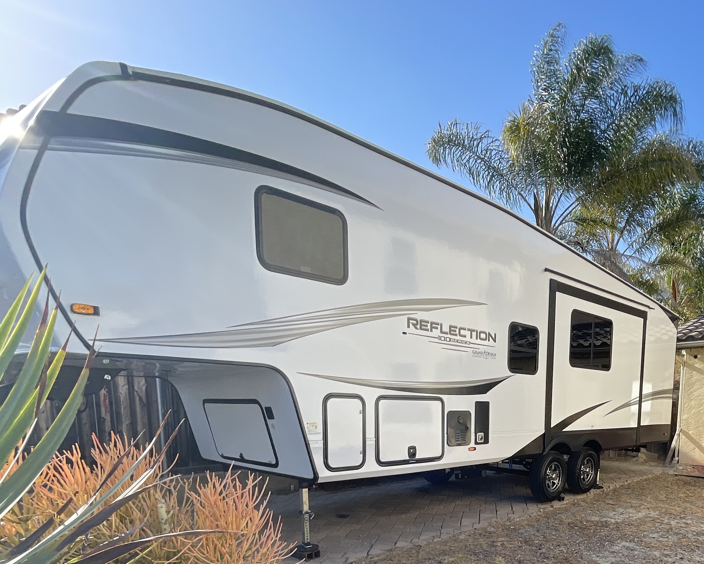 Fifth-wheel RV Rental 