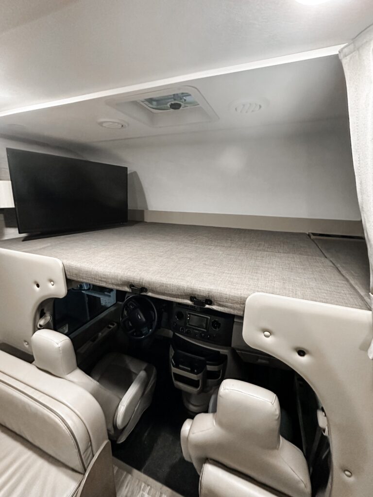 Experience comfort in this rv rental.. Thor Four Winds 2022