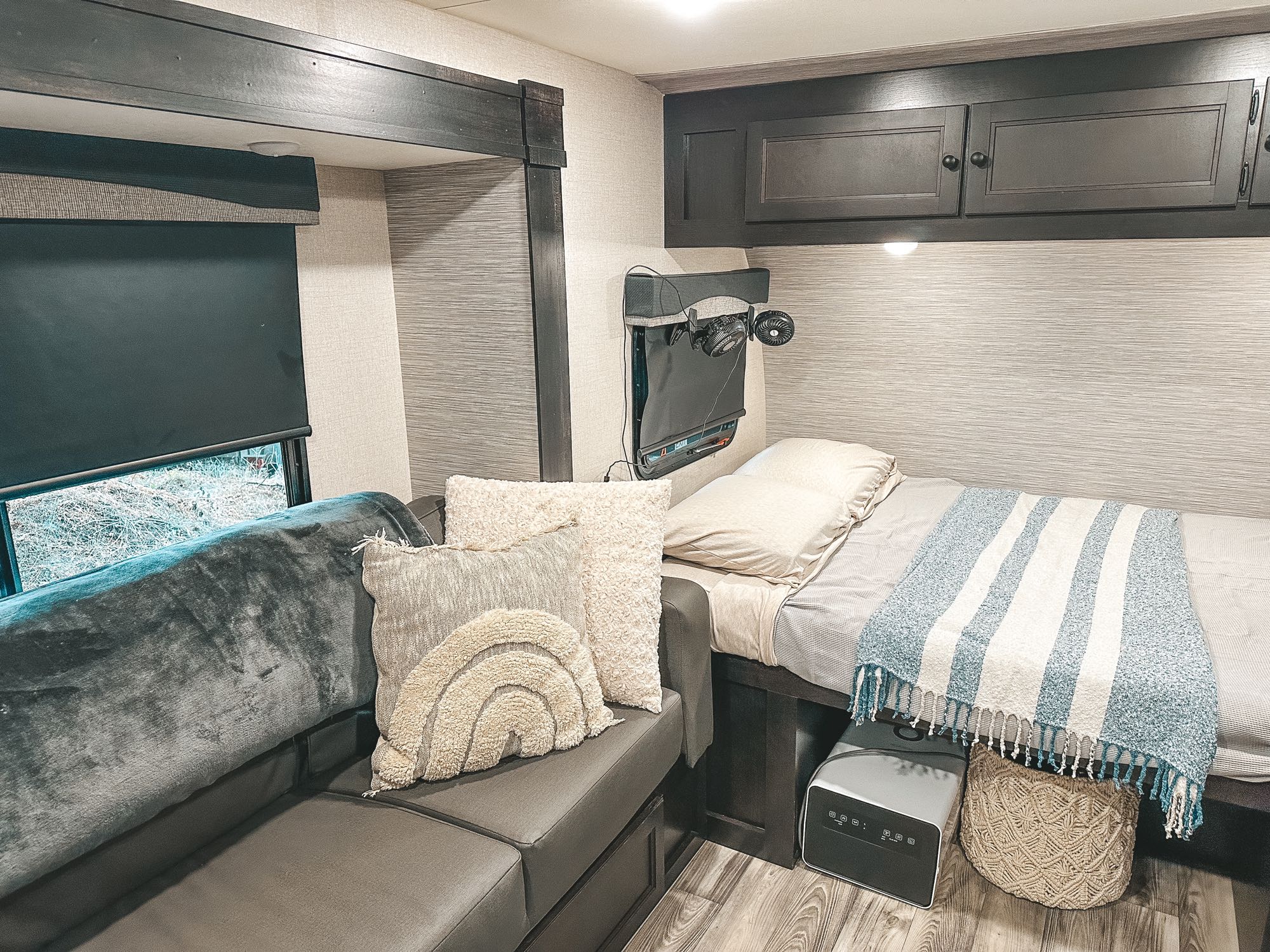Step into this comfortable rv rental. Features include a cozy bed, sofa, and window for serene travels.. Starcraft Super Lite Maxx 2022