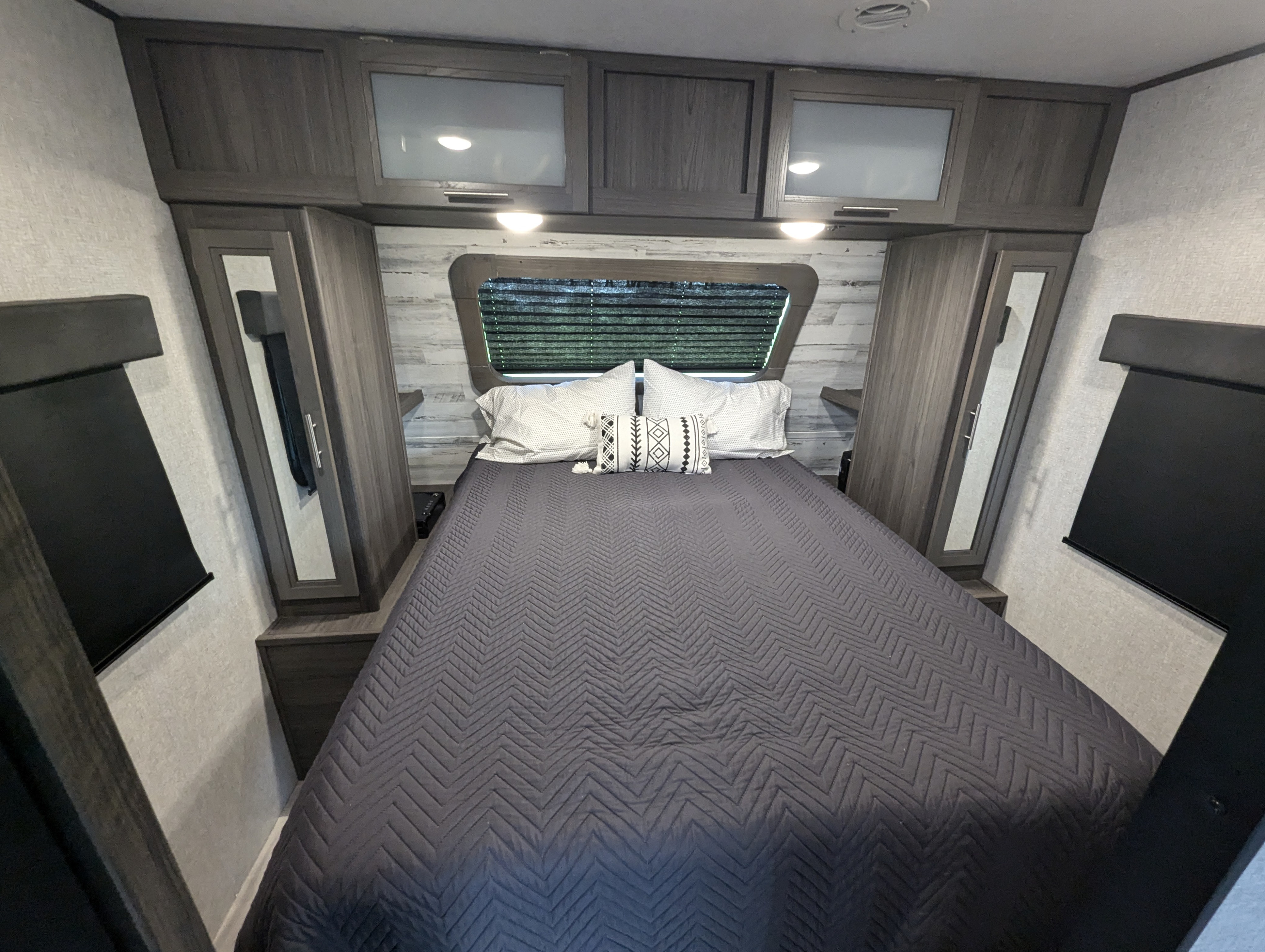 RV rental: Spacious, well-appointed bedroom with a queen bed, overhead storage, and mirrored cabinets. Perfect for trips.. Dutchmen Kodiak Ultimate 2021