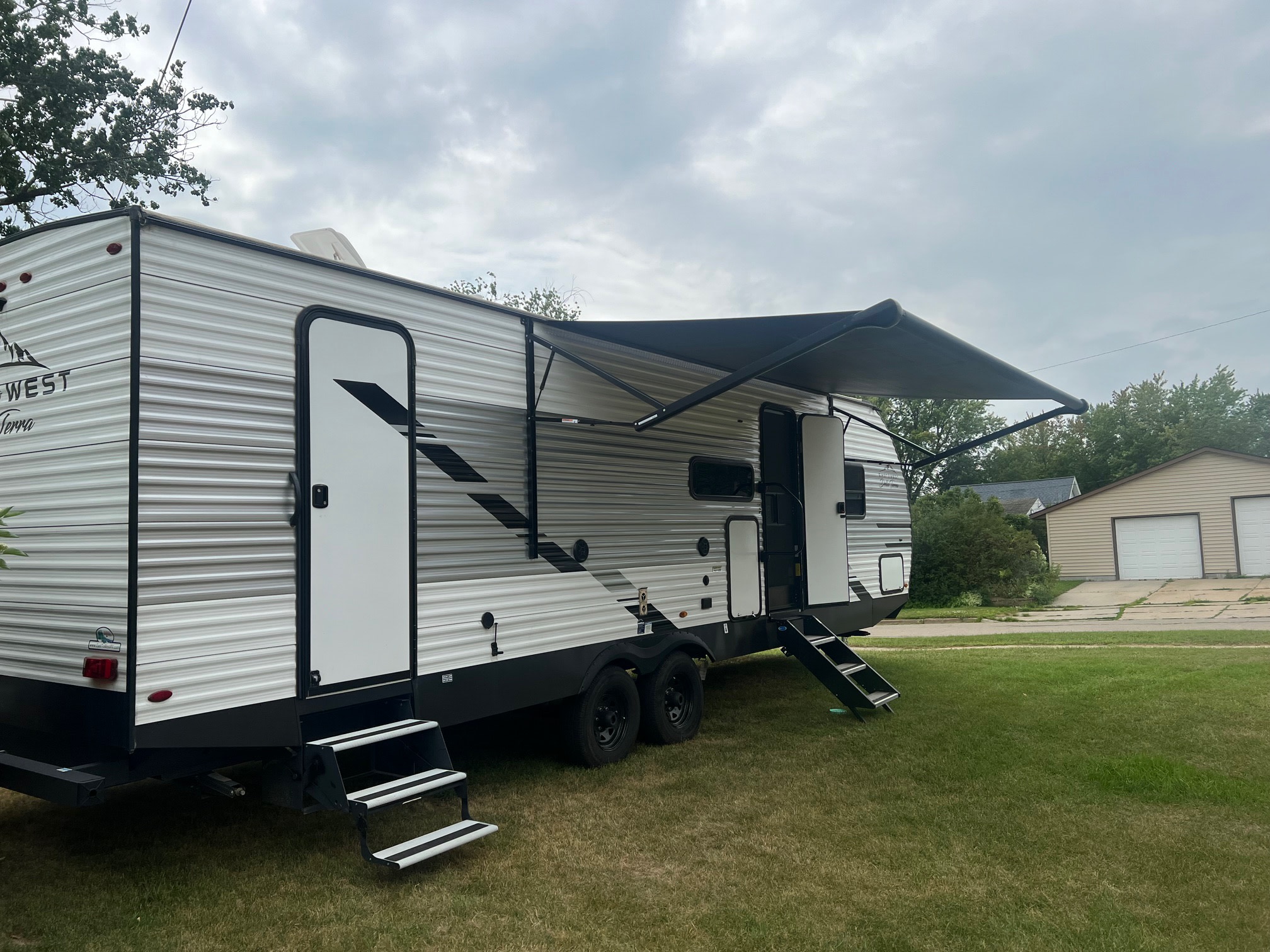 2022 East to West- Della Terra Travel Trailer