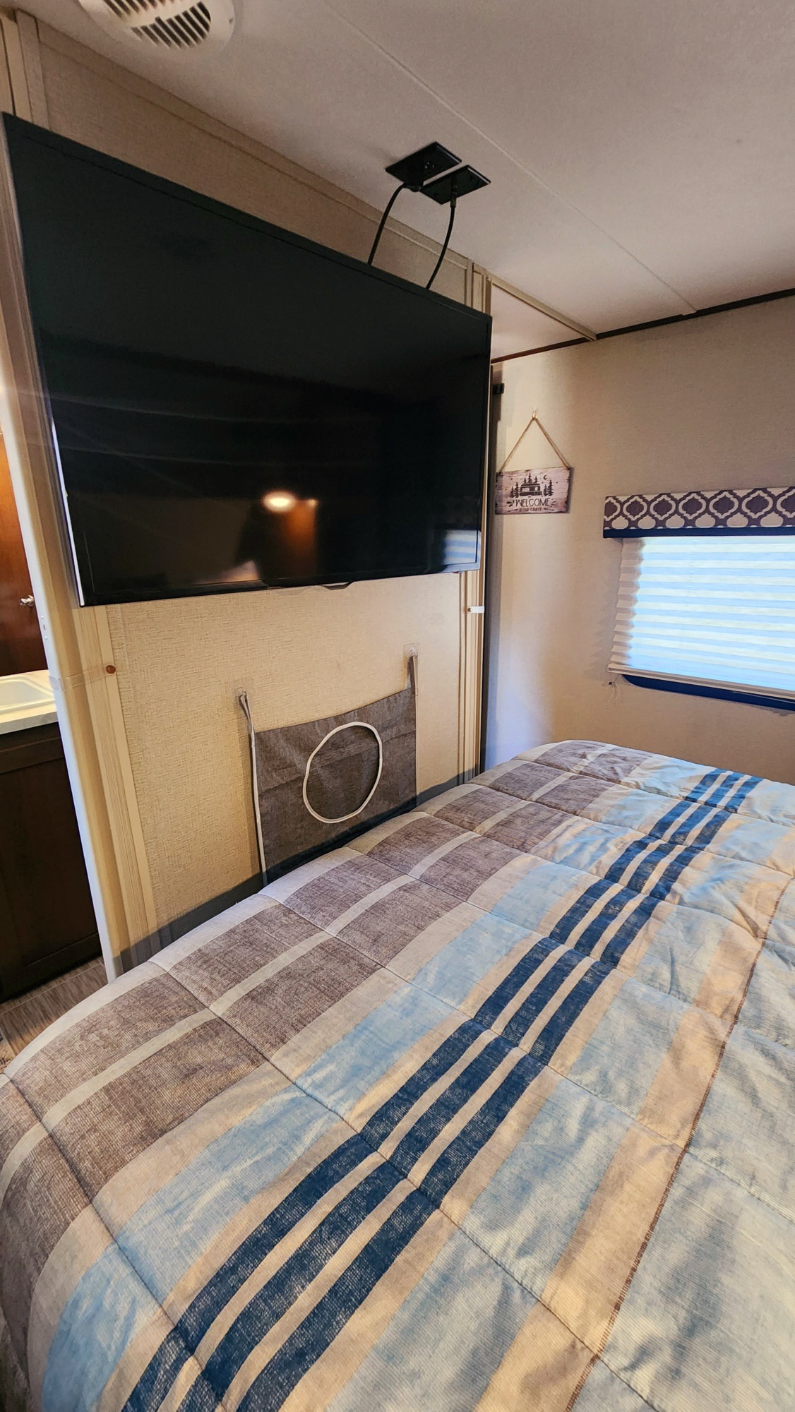 private TV in bedroom . Forest River Tracer Breeze 2018