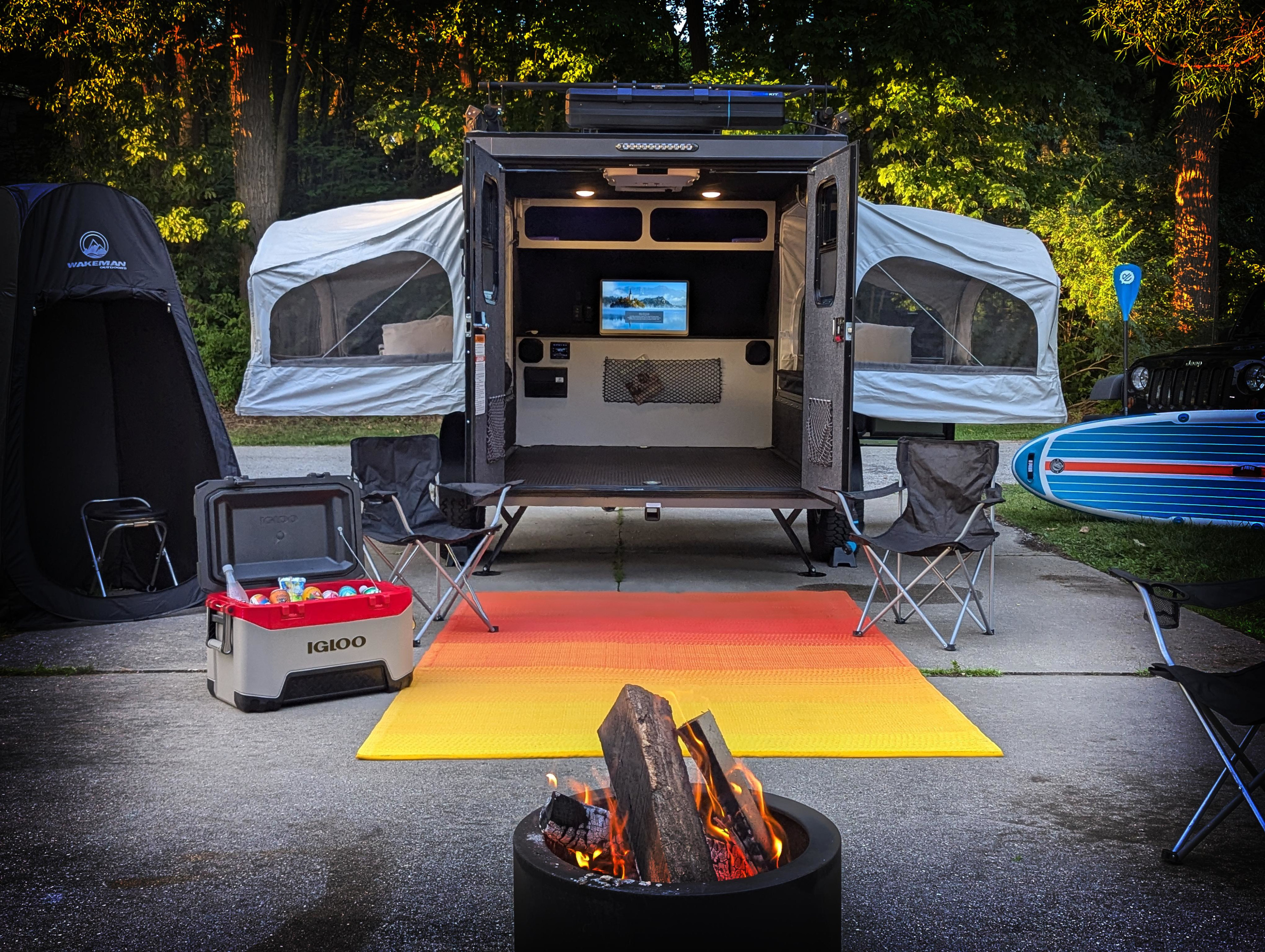 Small Trailer with Big Space and Outdoor Kitchen Sleeping 4