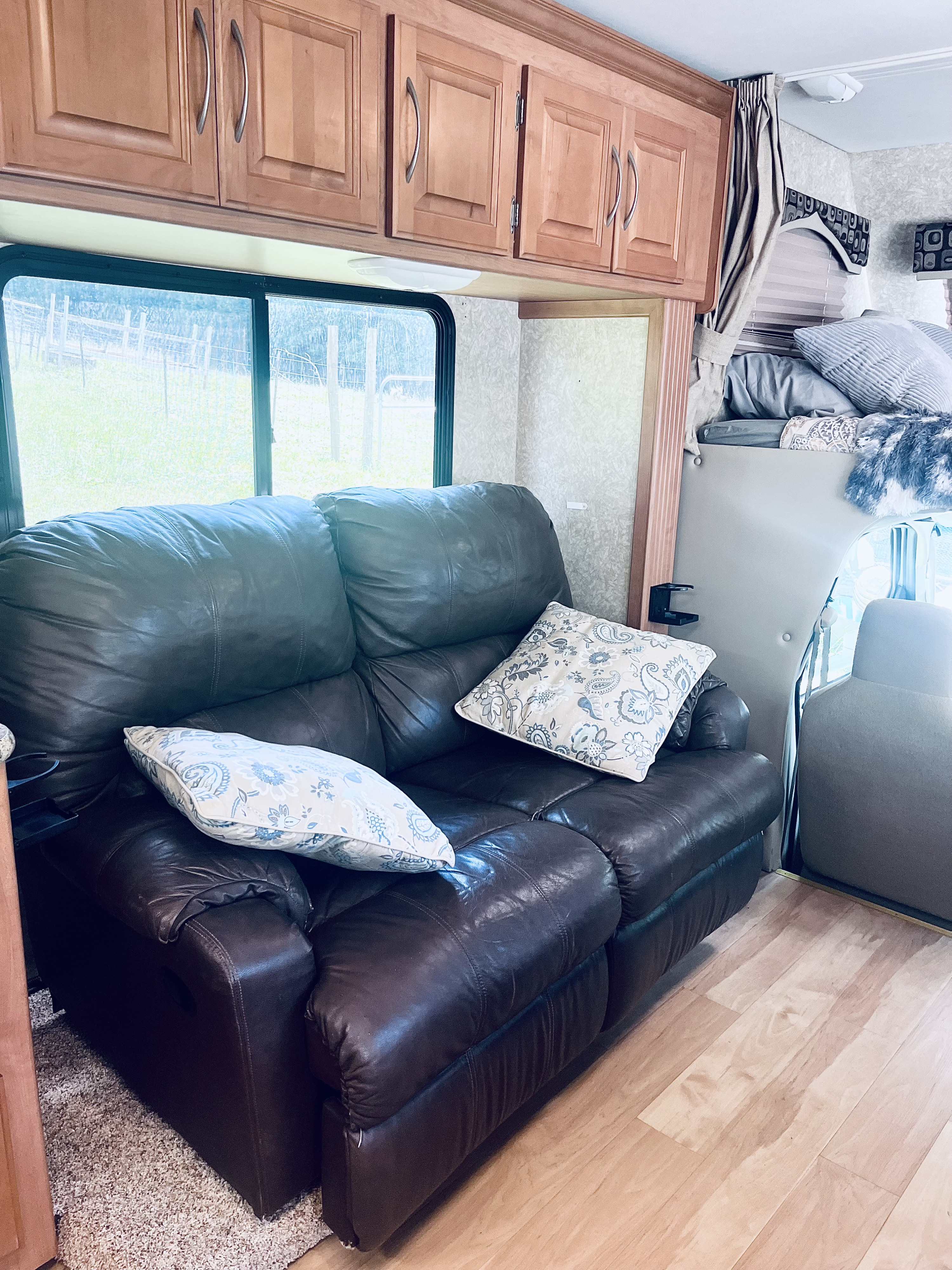 Enjoy your RV rental! Relax on the comfy leather sofa, admire the window view, and utilize ample storage in this cozy motorhome.. Four Winds Chateau 2011