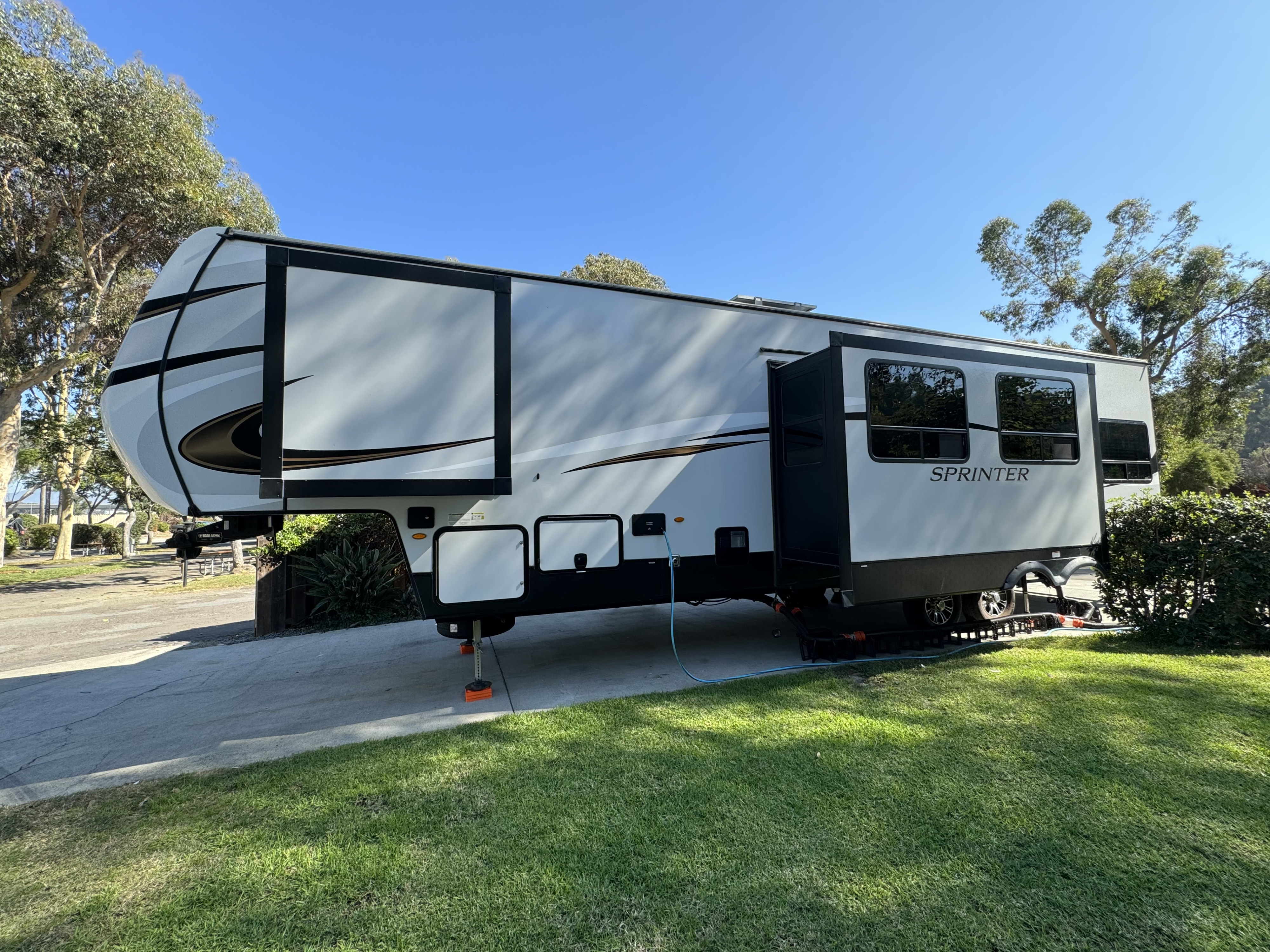 Fifth-wheel RV Rental 