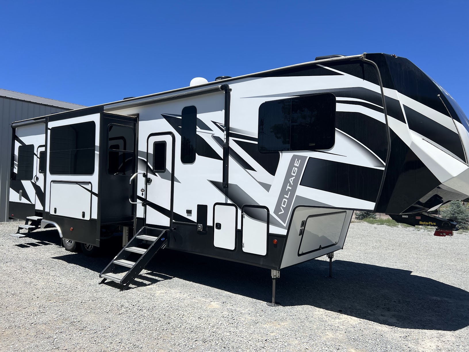 Luxurious 2020 Dutchmen Voltage 3635
