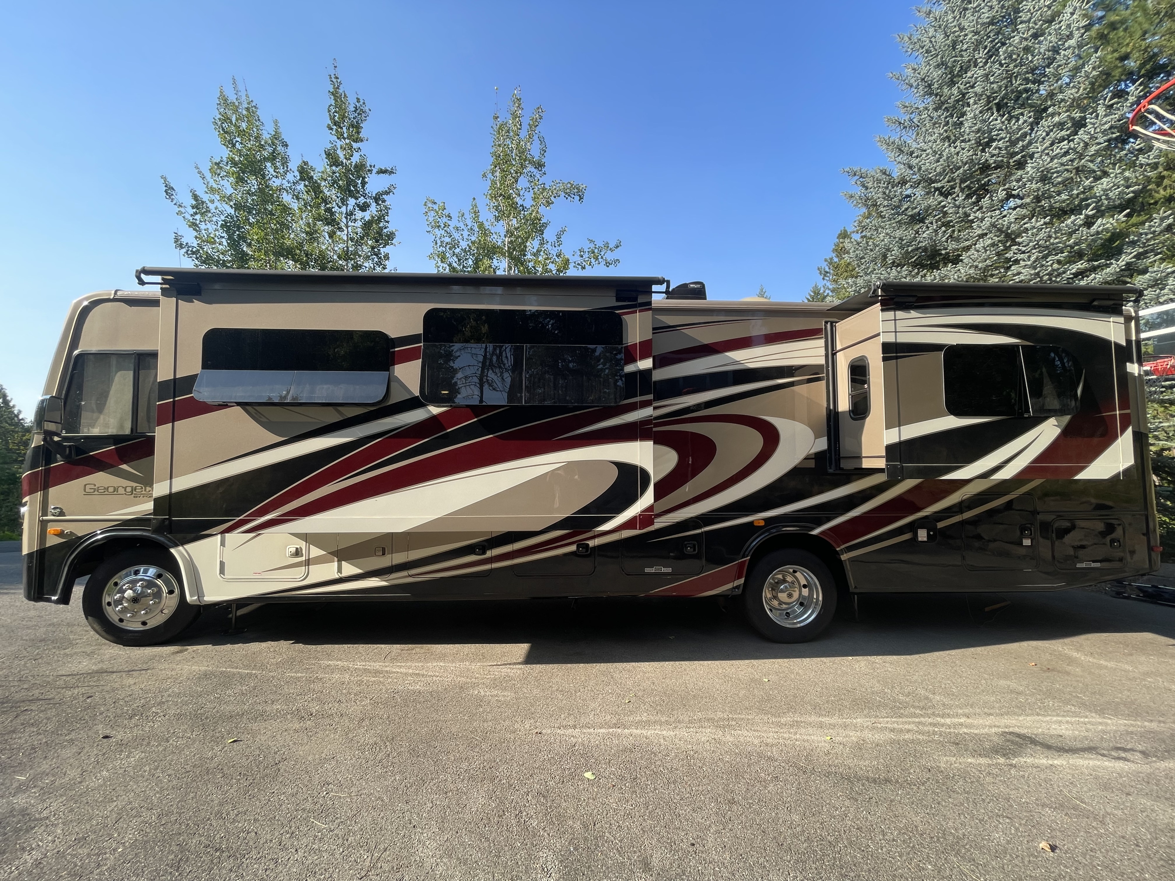 Ultimate Family Bunkhouse, King Bed w/ 2 Bathrooms, 3 Slides, Upgrades