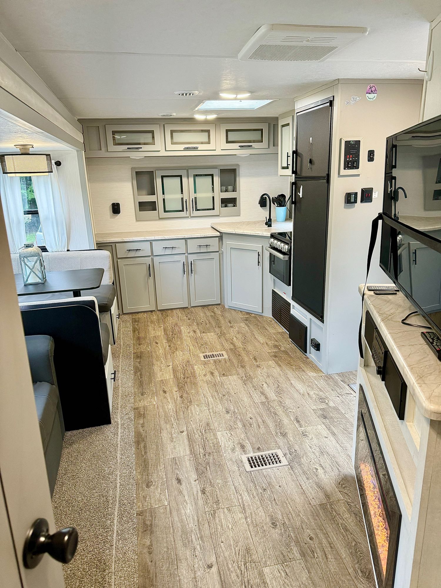 *Modern and Spotless* 2021 Forest River 27’ Travel Trailer