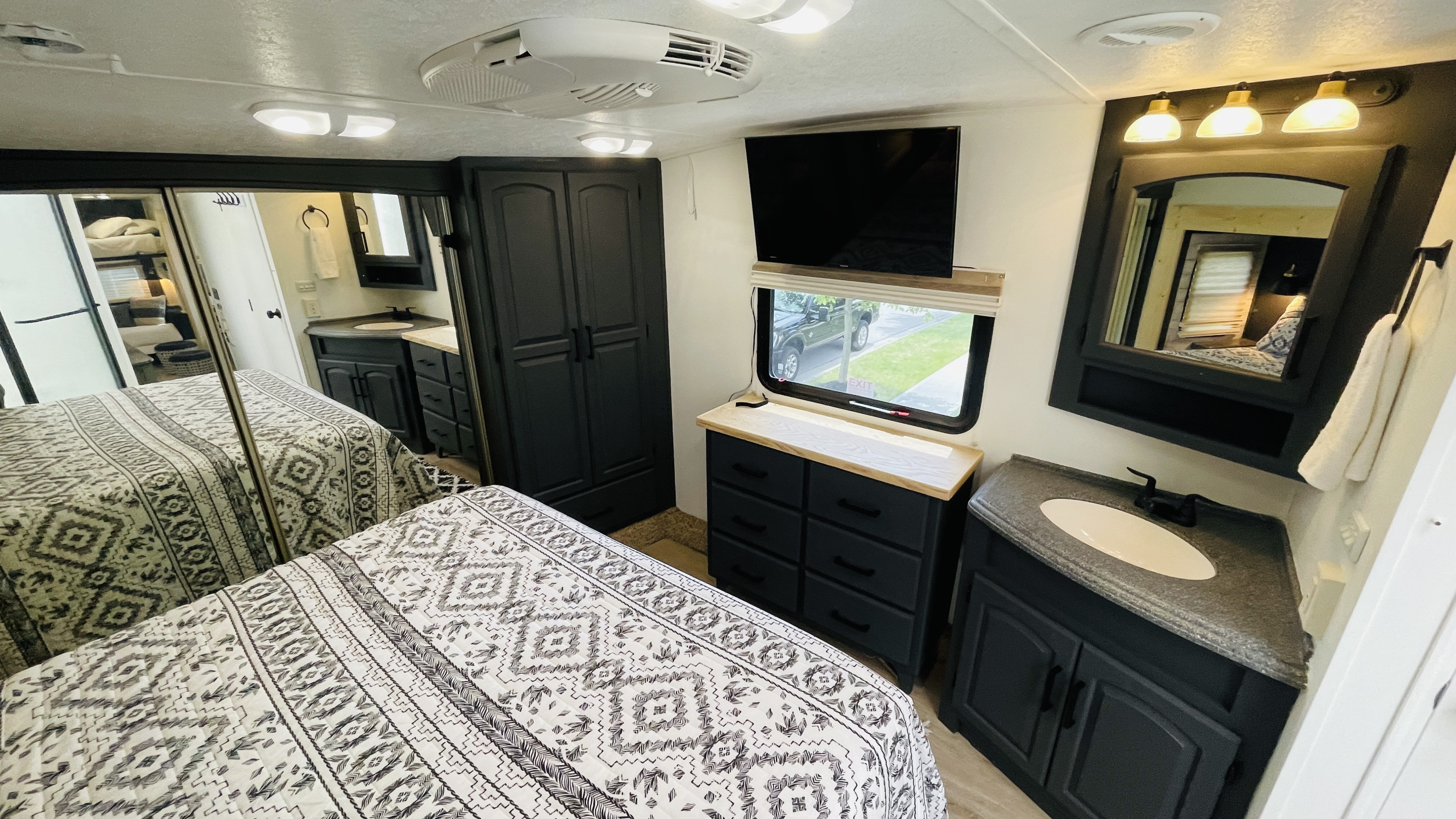 Experience comfort in this modern RV rental! Features include two cozy beds, a dresser, TV, and a convenient bathroom vanity.. Keystone RV Montana Hickory 2010
