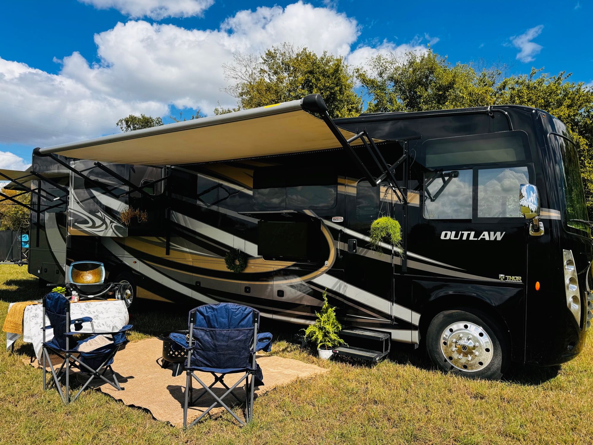 Stunning Toy Hauler! No Special License Needed!